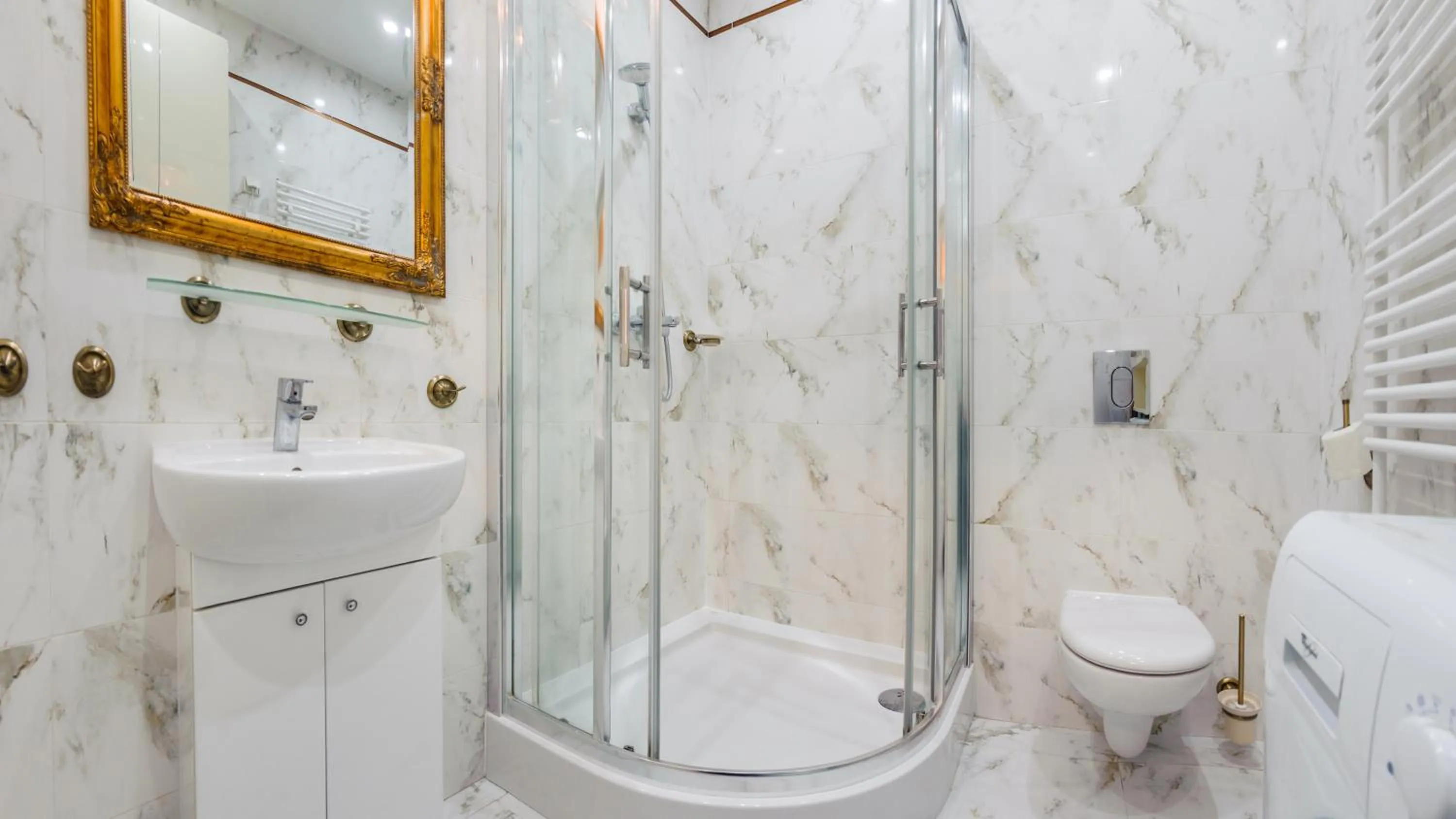 Shower in Neptun Park, Sun & Snow