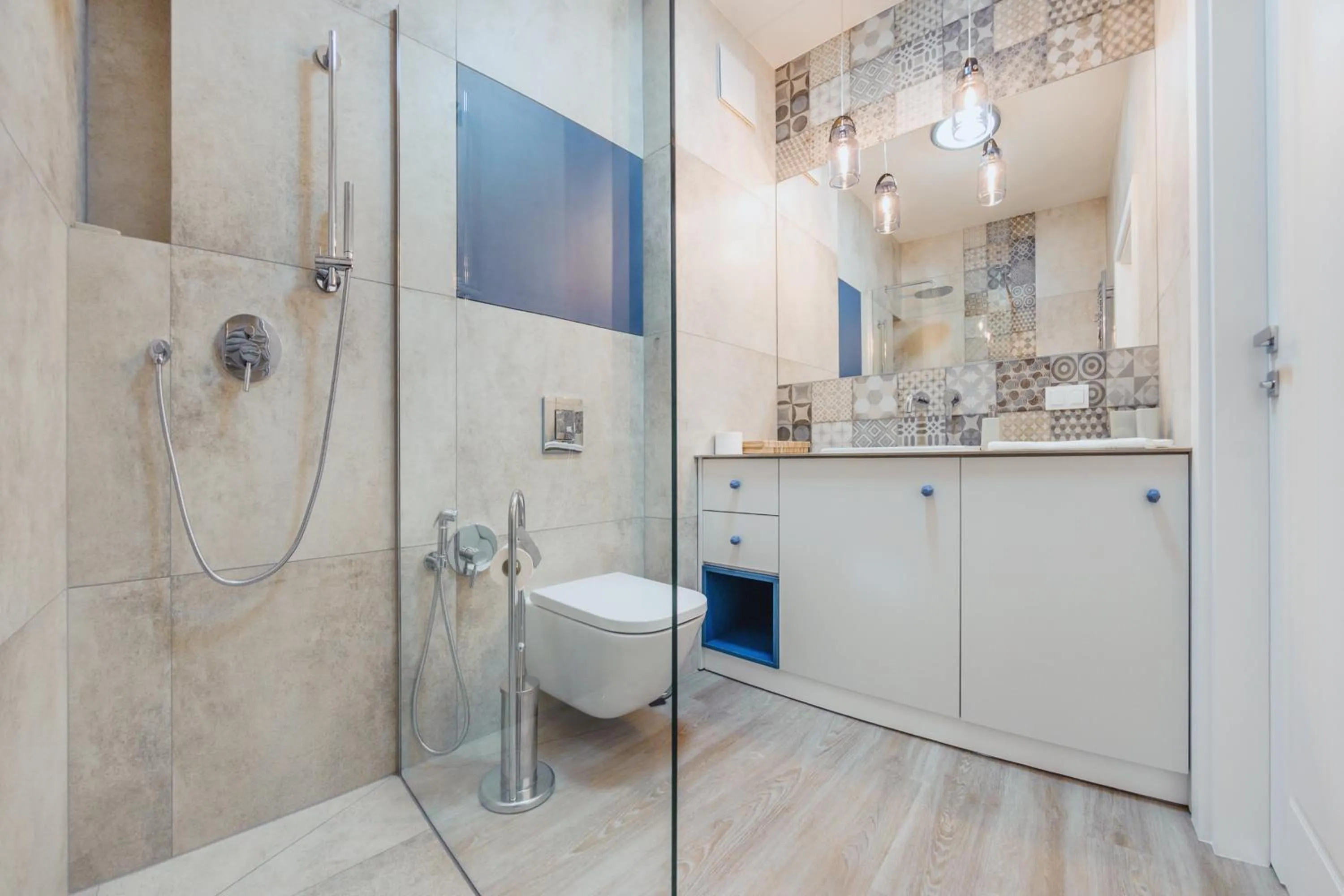 Shower in Neptun Park, Sun & Snow