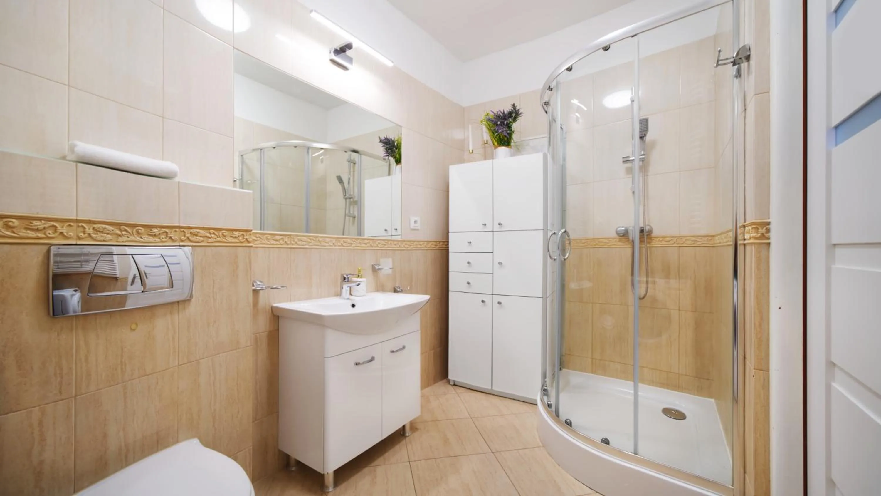 Shower in Neptun Park, Sun & Snow