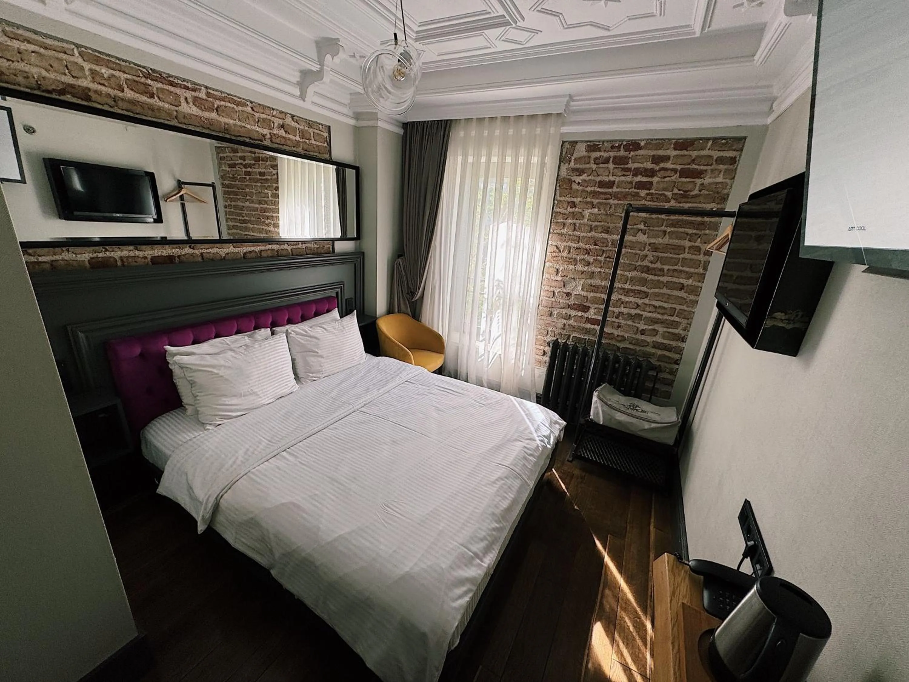 Photo of the whole room, Bed in Taksim Avenue