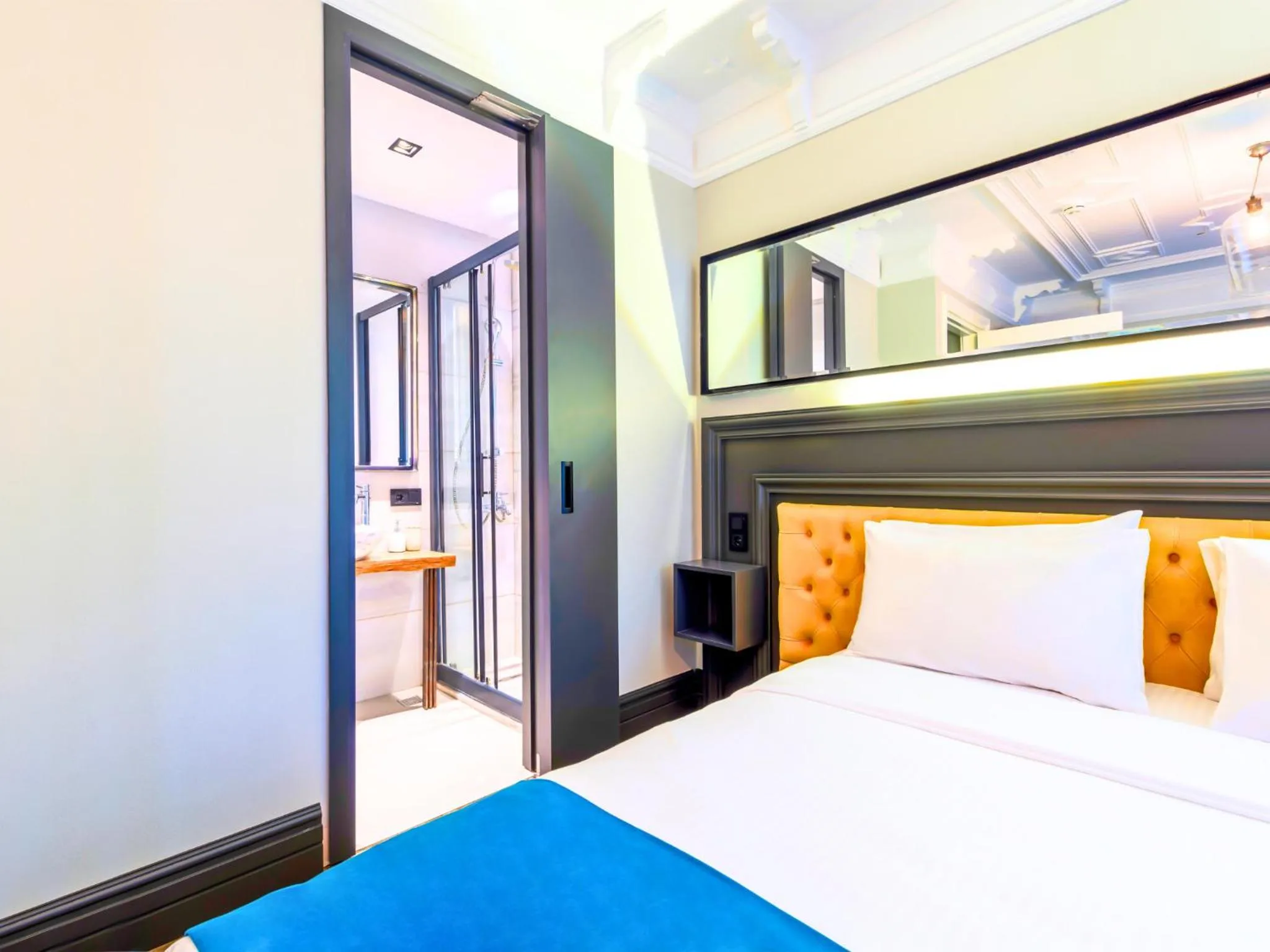 Shower, Bed in Taksim Avenue