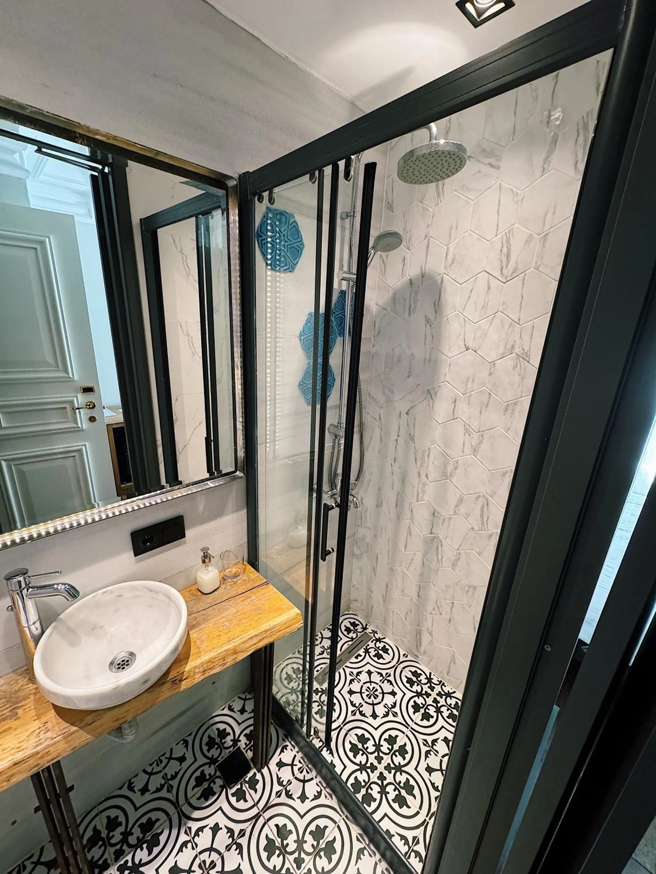 Shower in Taksim Avenue