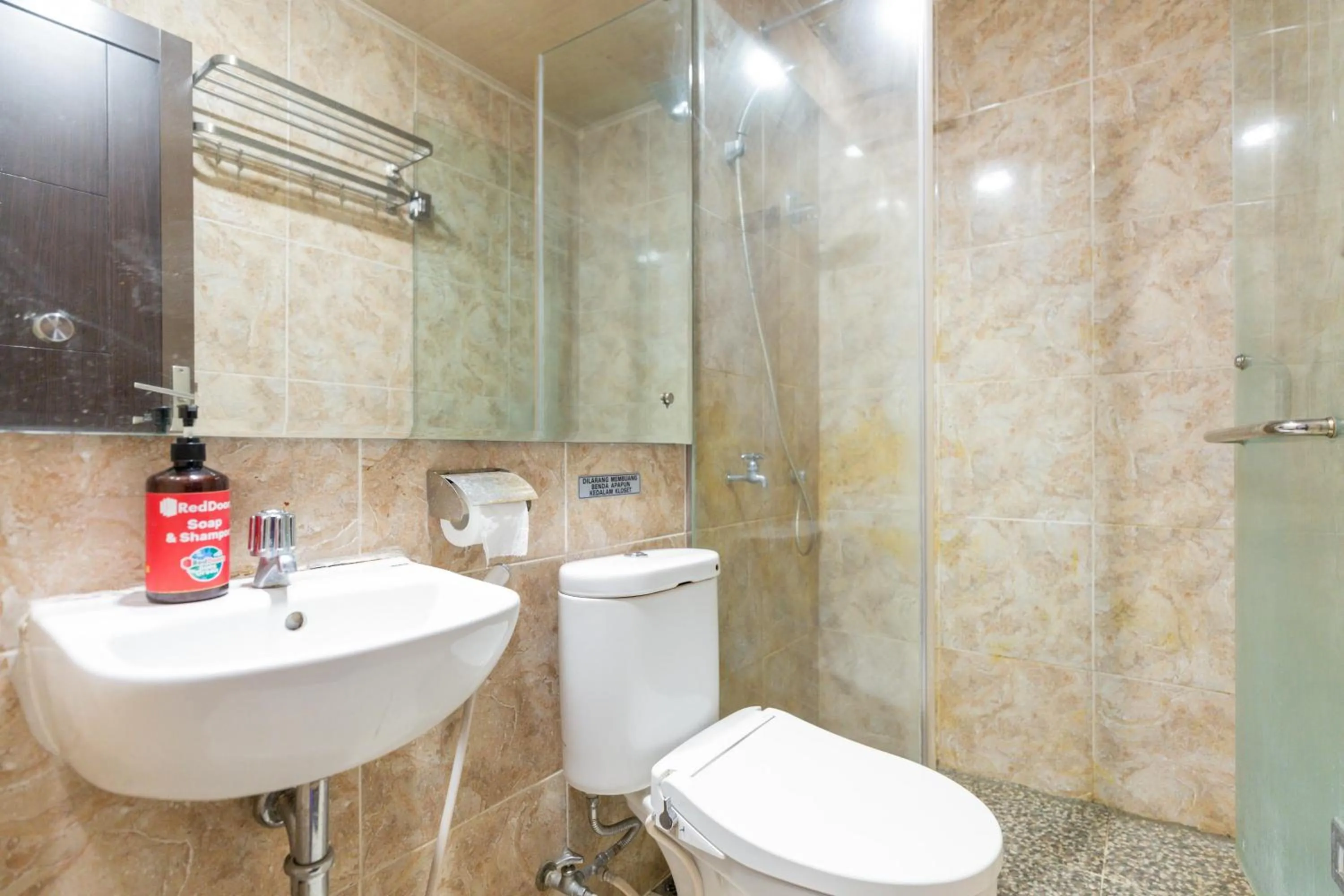 Shower in RedDoorz near Halim Perdanakusuma 3