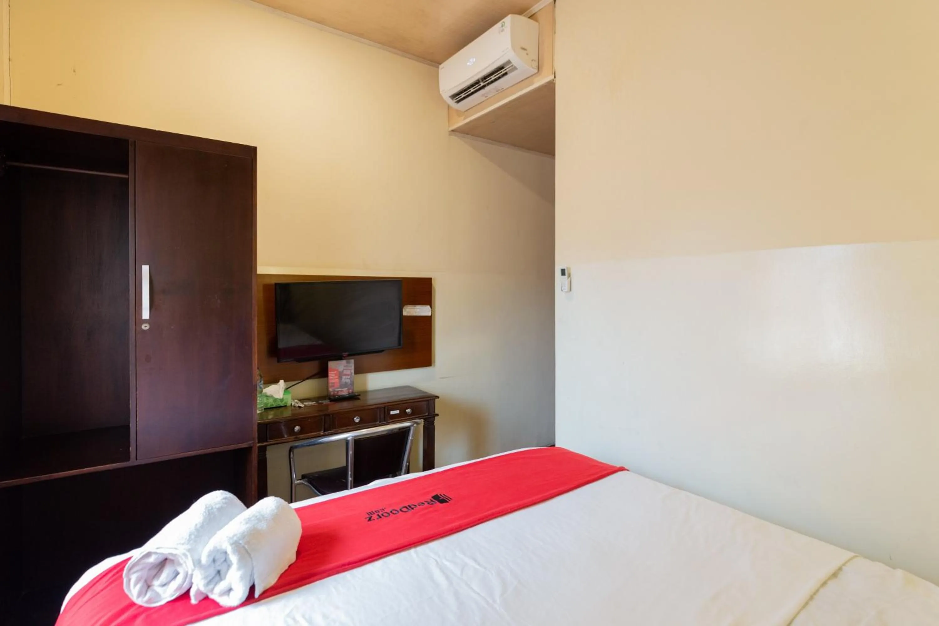 Bed in RedDoorz near Halim Perdanakusuma 3