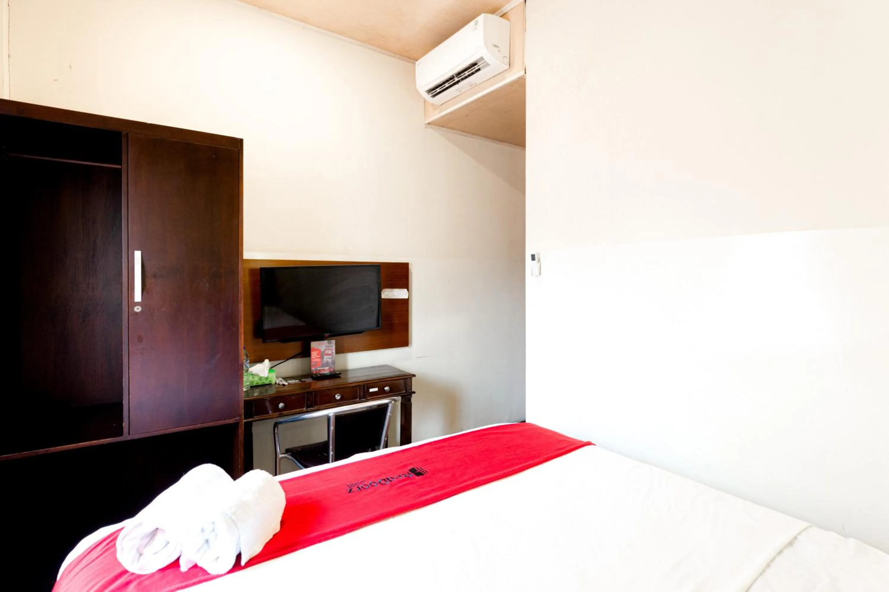 Bedroom, Bed in RedDoorz near Halim Perdanakusuma 3