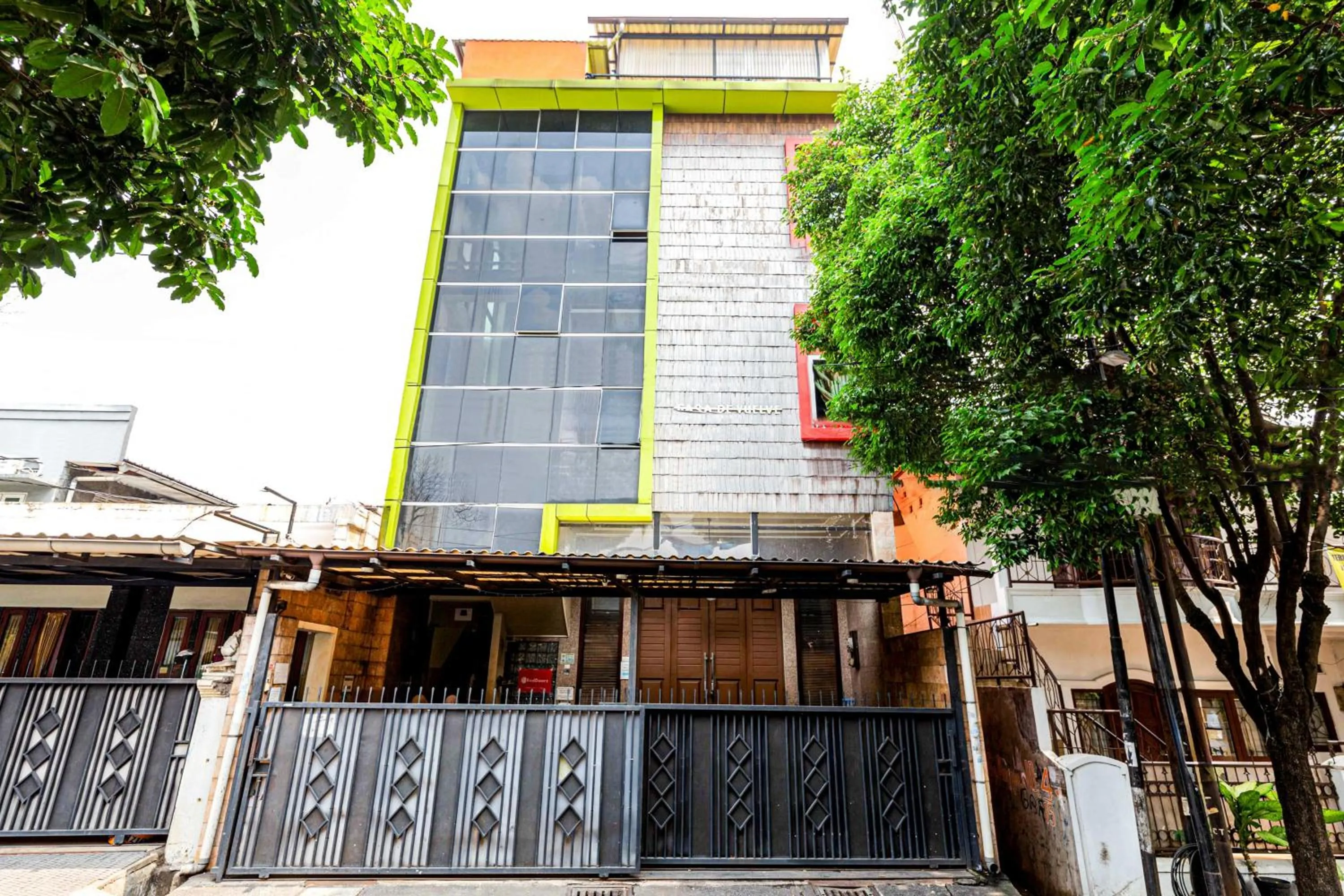 Facade/entrance in RedDoorz near Halim Perdanakusuma 3