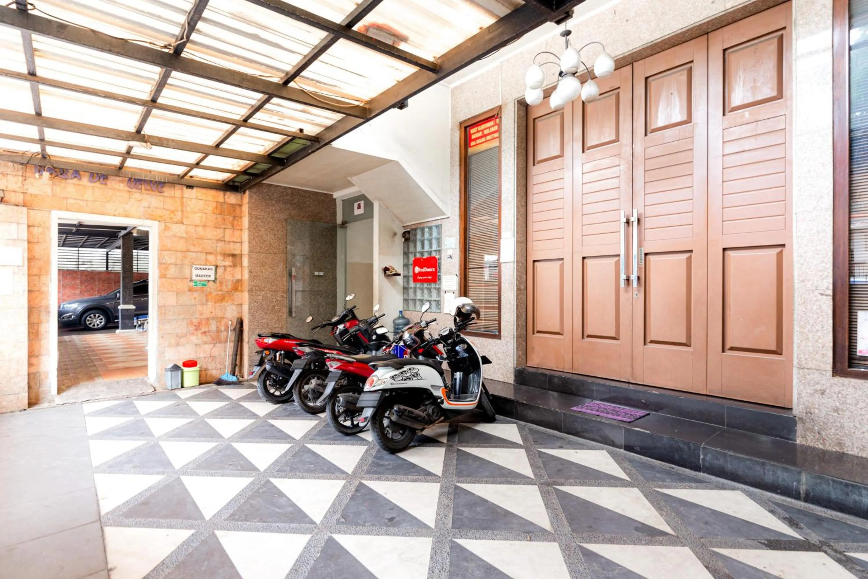Parking in RedDoorz near Halim Perdanakusuma 3