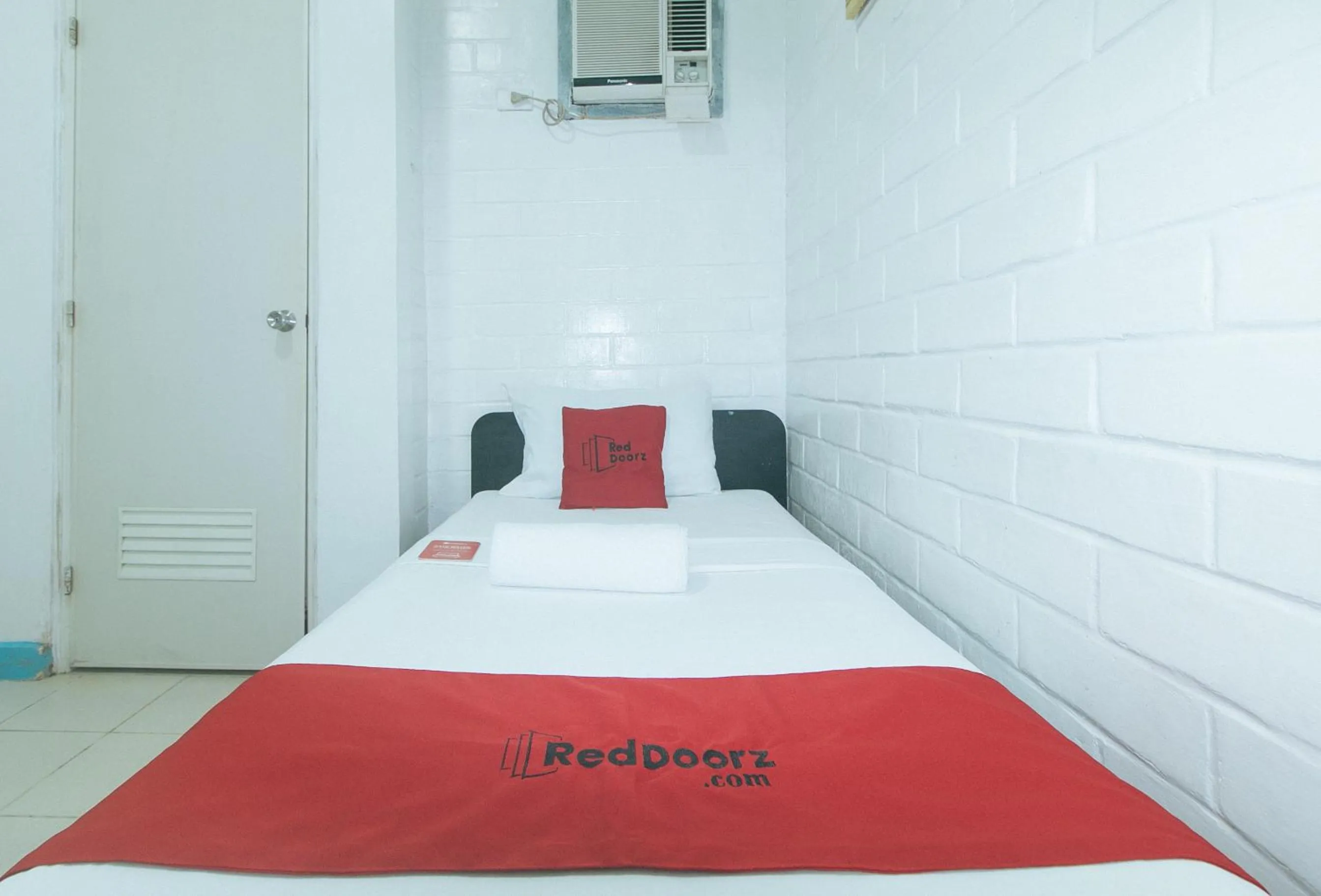 Bed in RedDoorz at La Maria Pension And Tourist Inn
