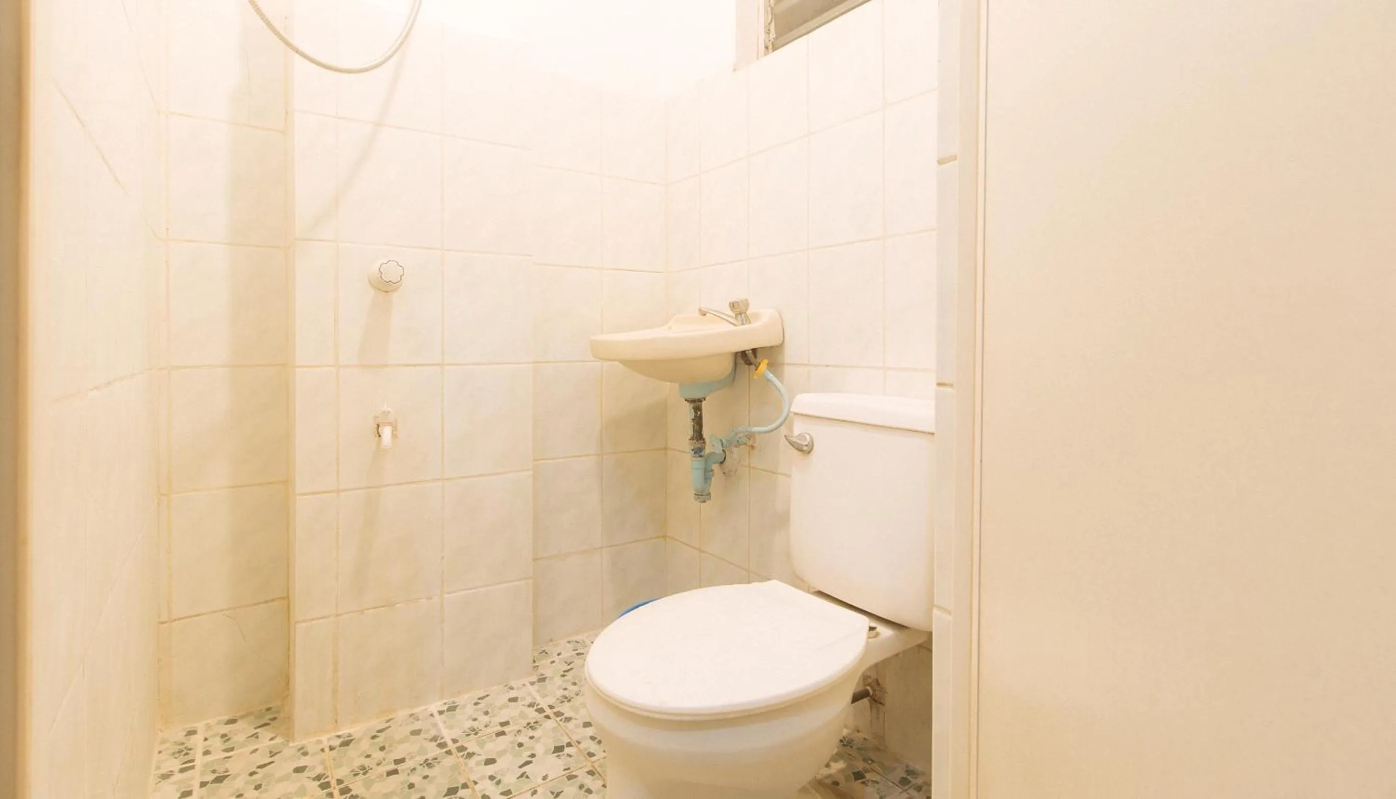 Shower in RedDoorz at La Maria Pension And Tourist Inn