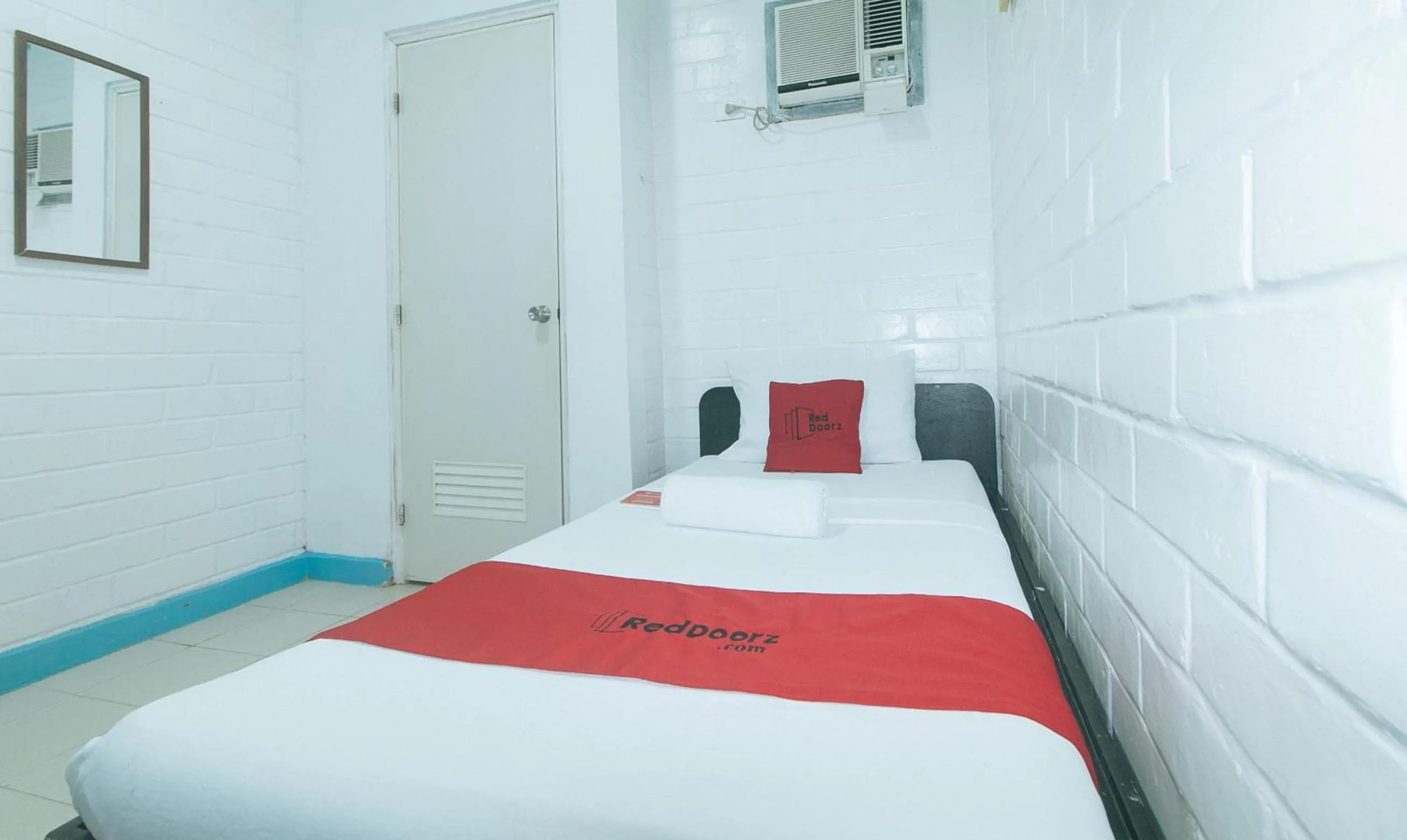 Bed in RedDoorz at La Maria Pension And Tourist Inn