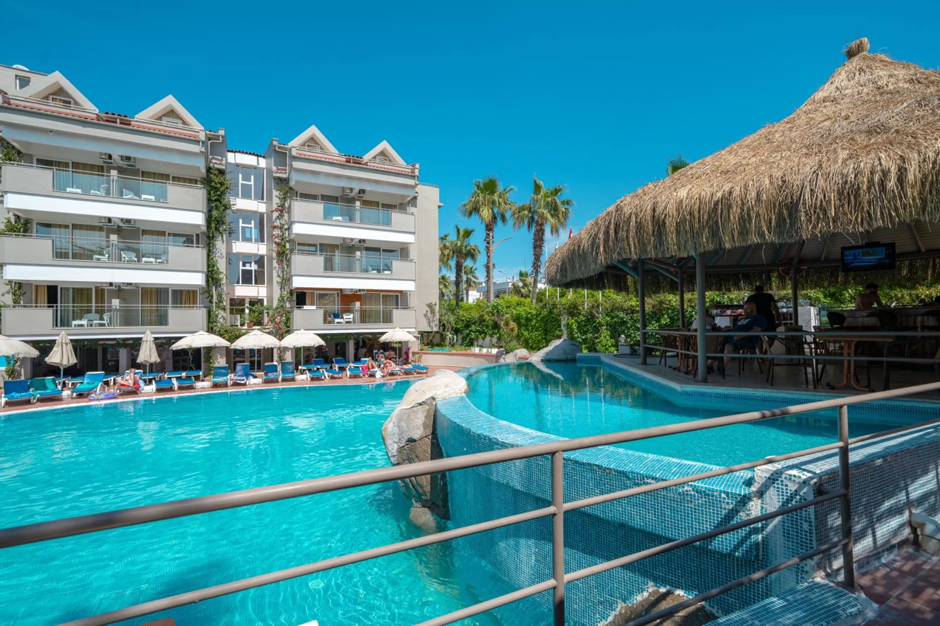 Swimming pool in Begonville Hotel