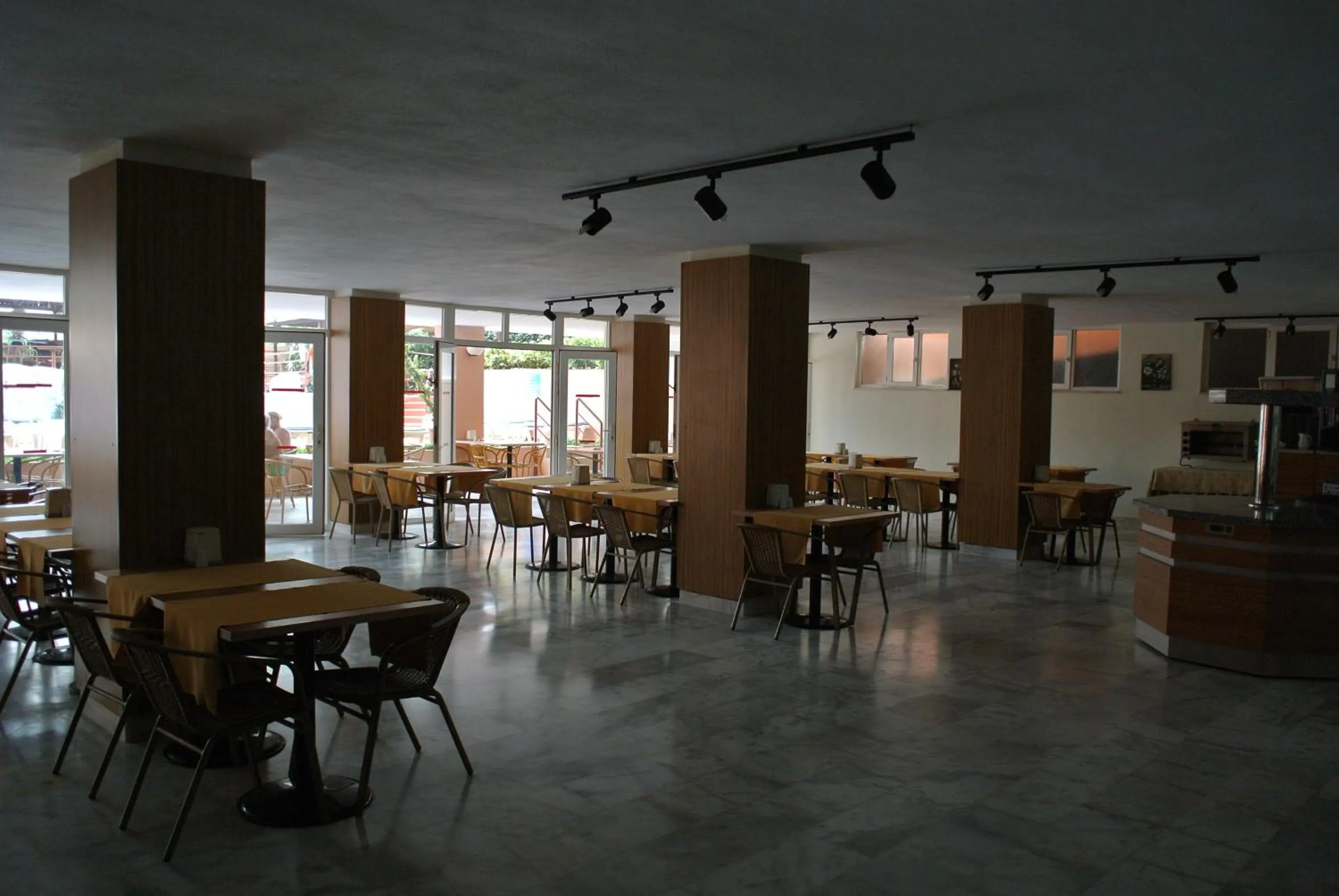 Restaurant/places to eat in Begonville Hotel