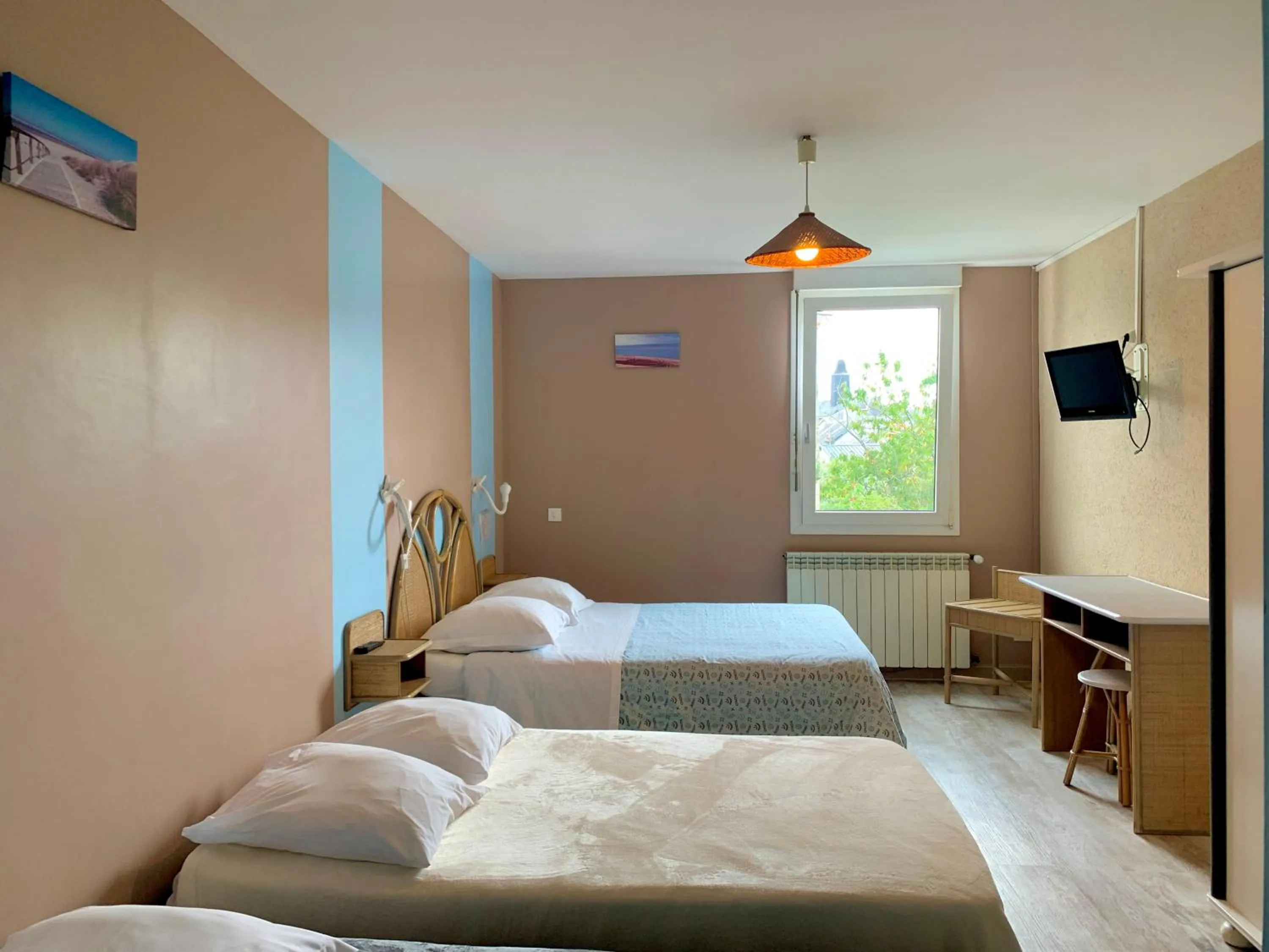 Photo of the whole room, Bed in A La Porte Saint Jean