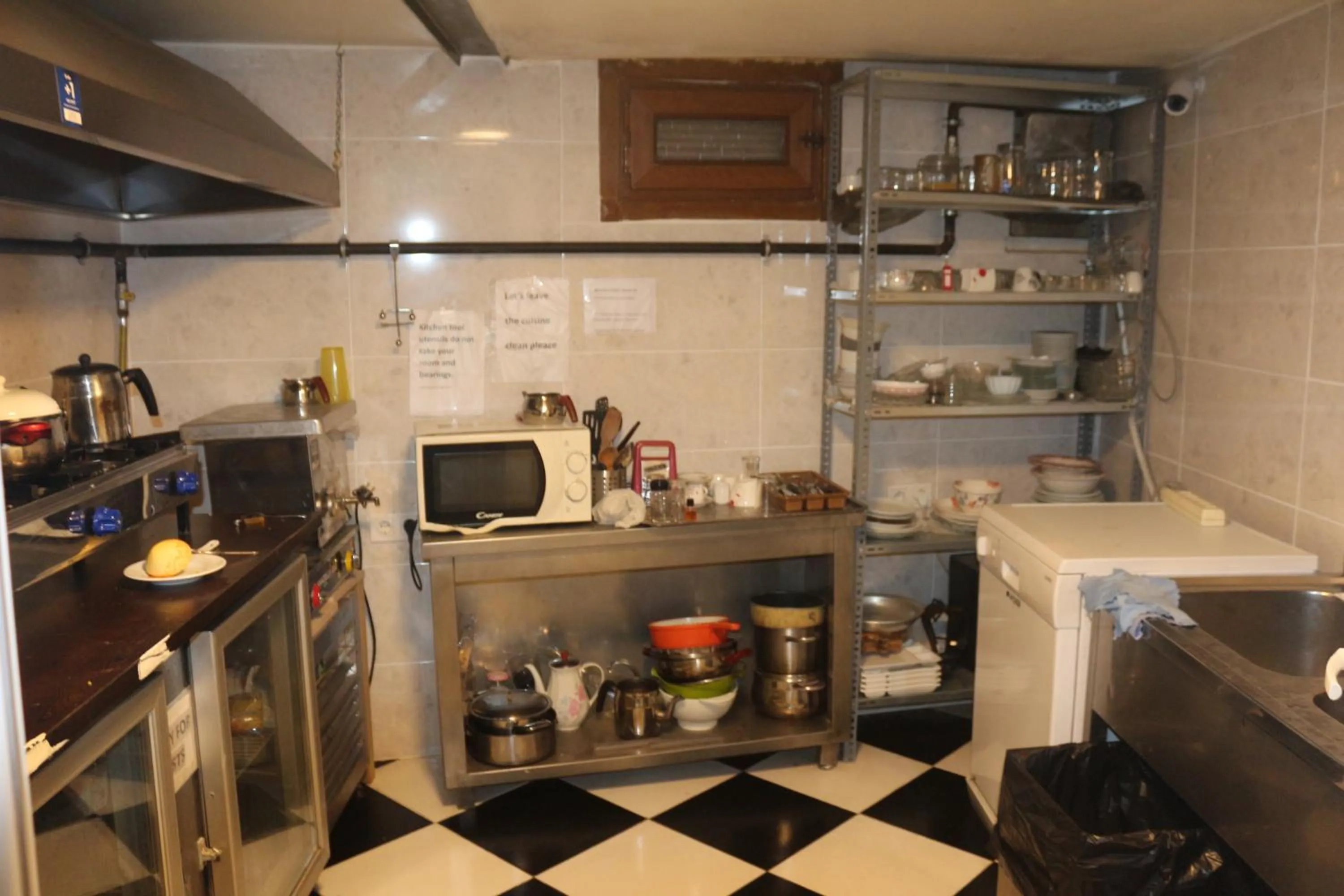 Communal kitchen in Taksim Hostel Green House Istanbul
