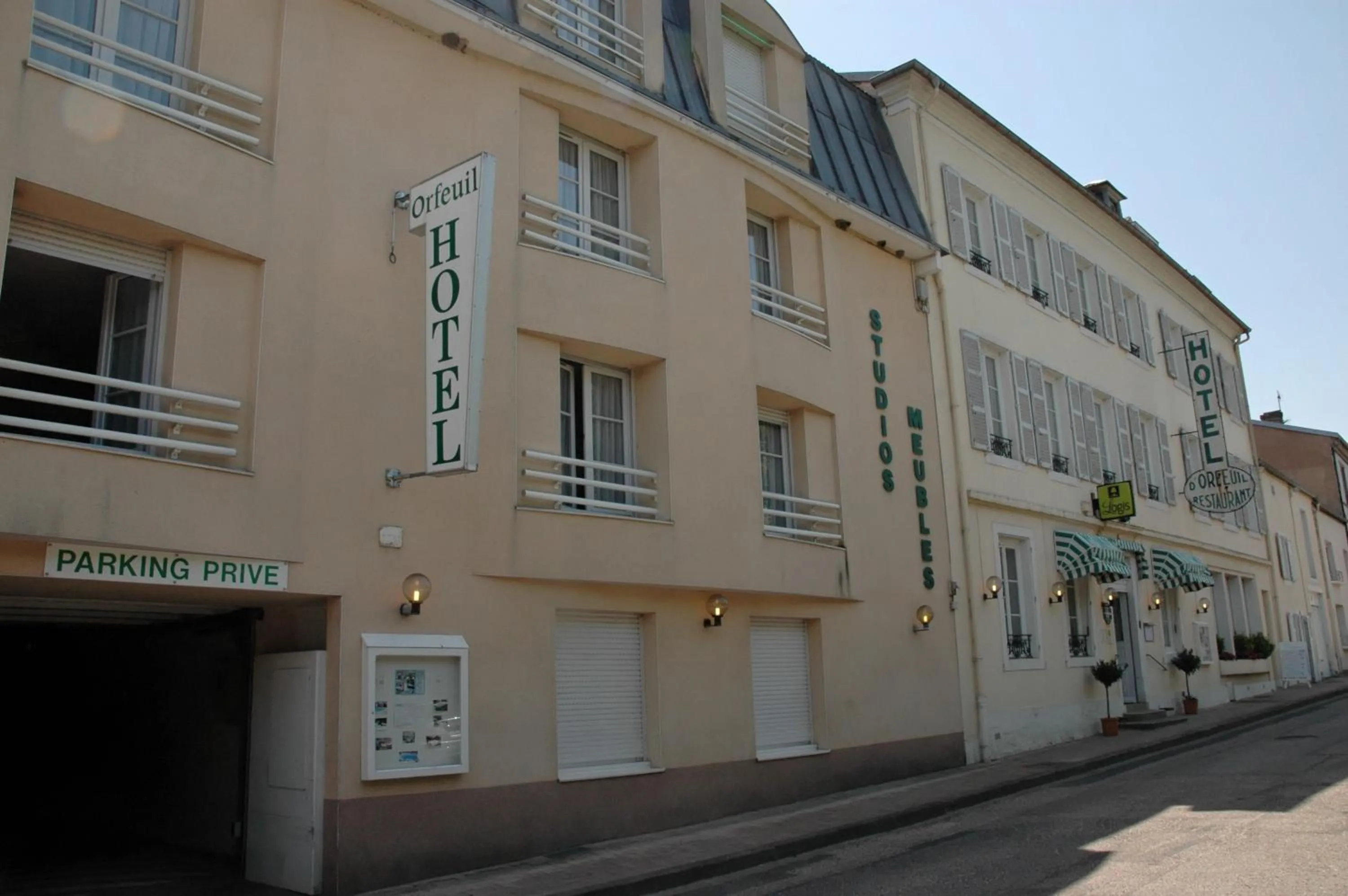 Facade/entrance in Hôtel et Studios d'Orfeuil