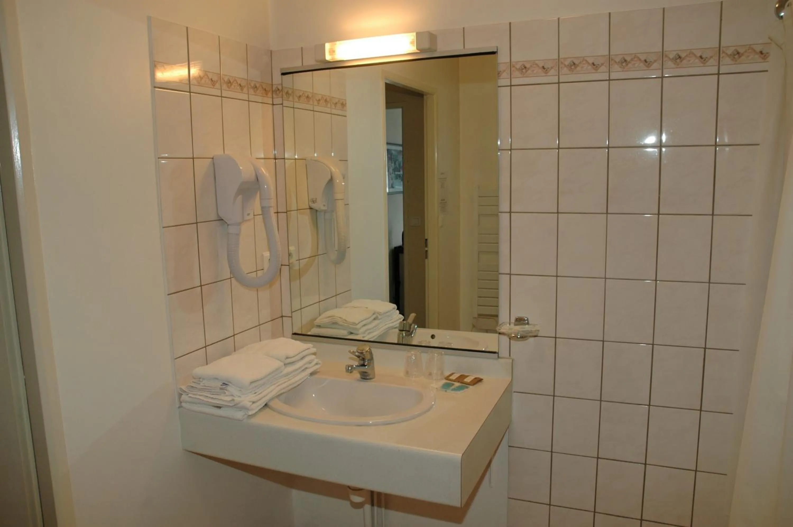 Bathroom in Hôtel et Studios d'Orfeuil