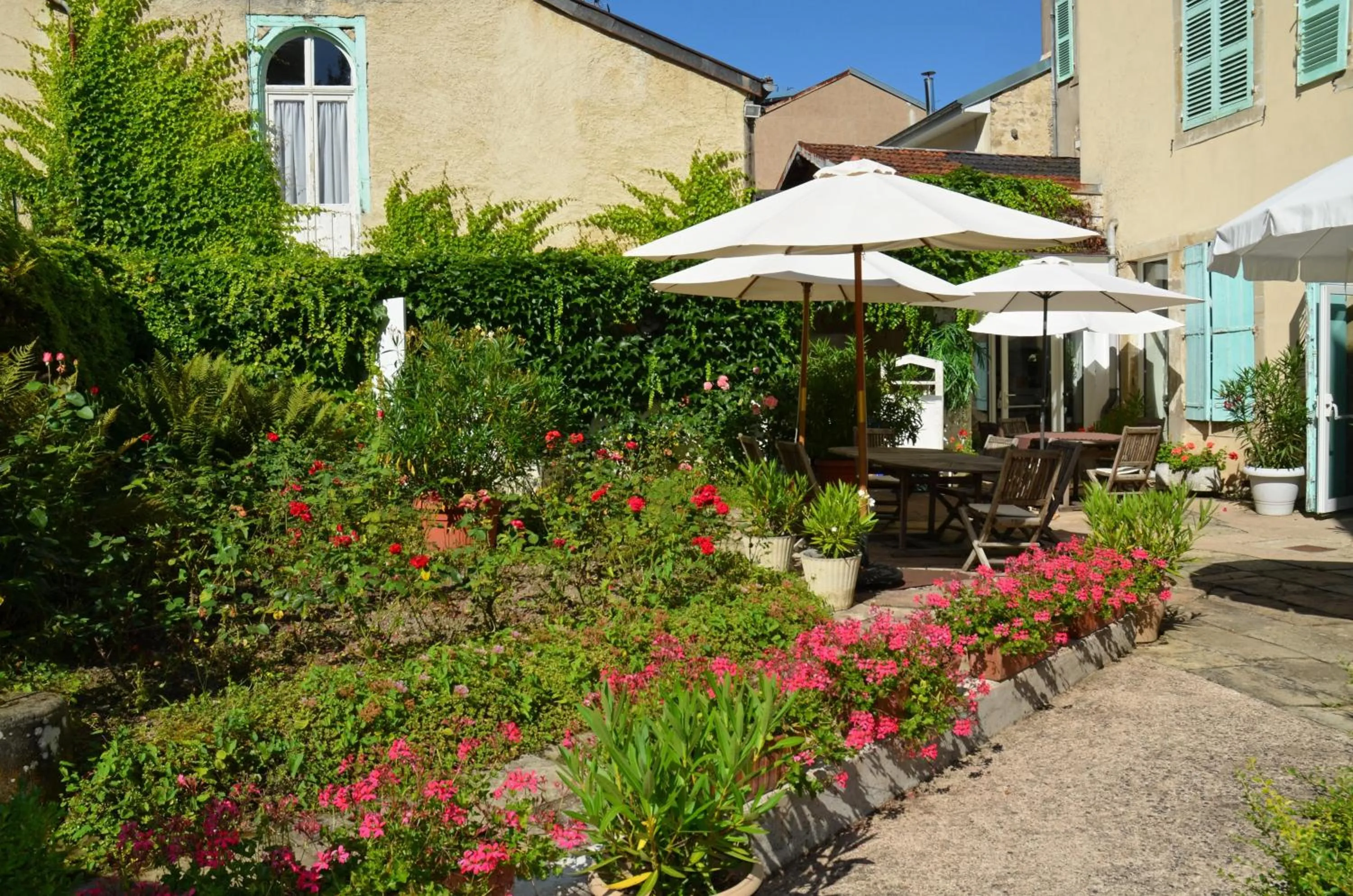 Garden in Hôtel et Studios d'Orfeuil