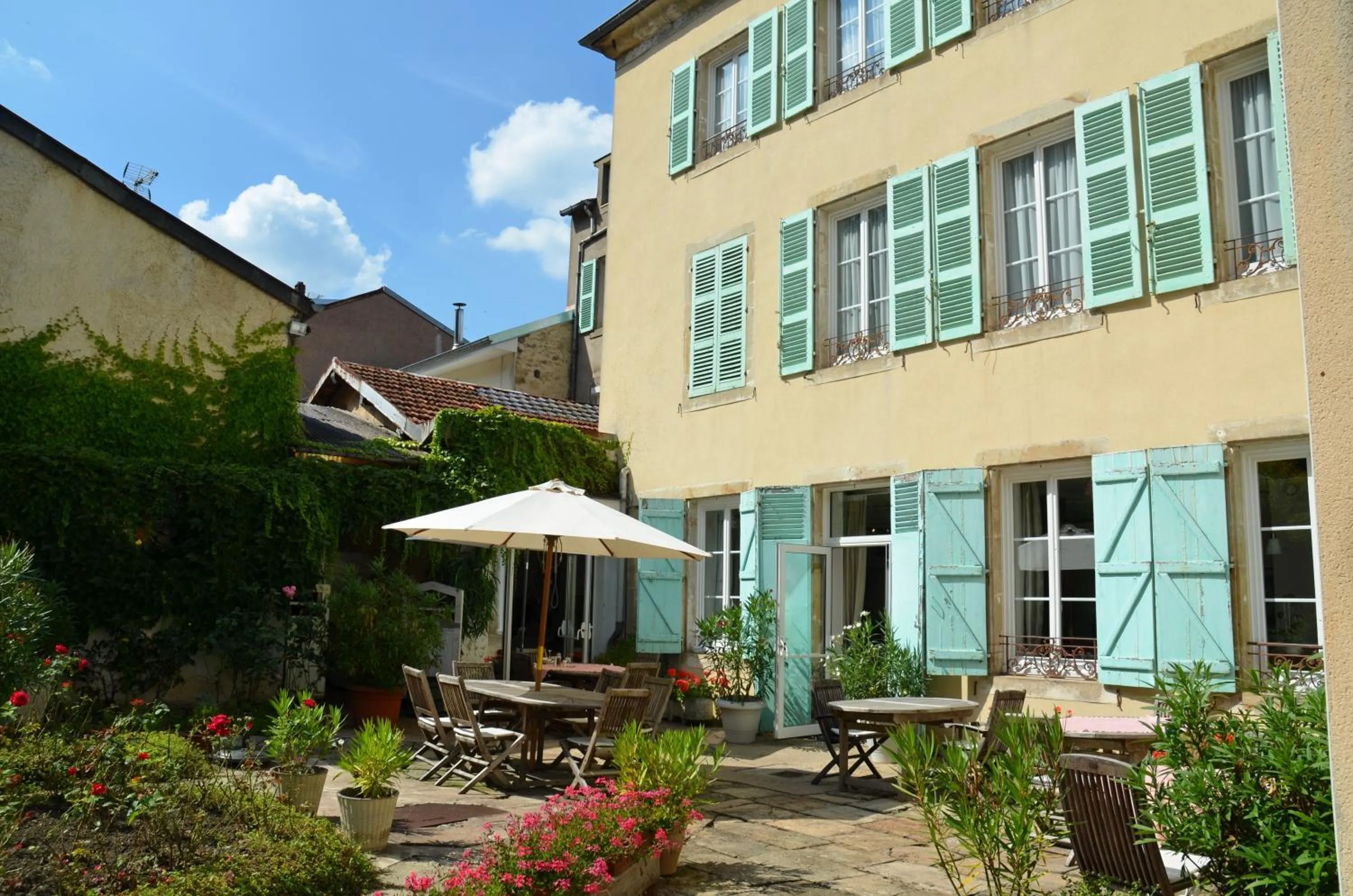Balcony/Terrace in Hôtel et Studios d'Orfeuil