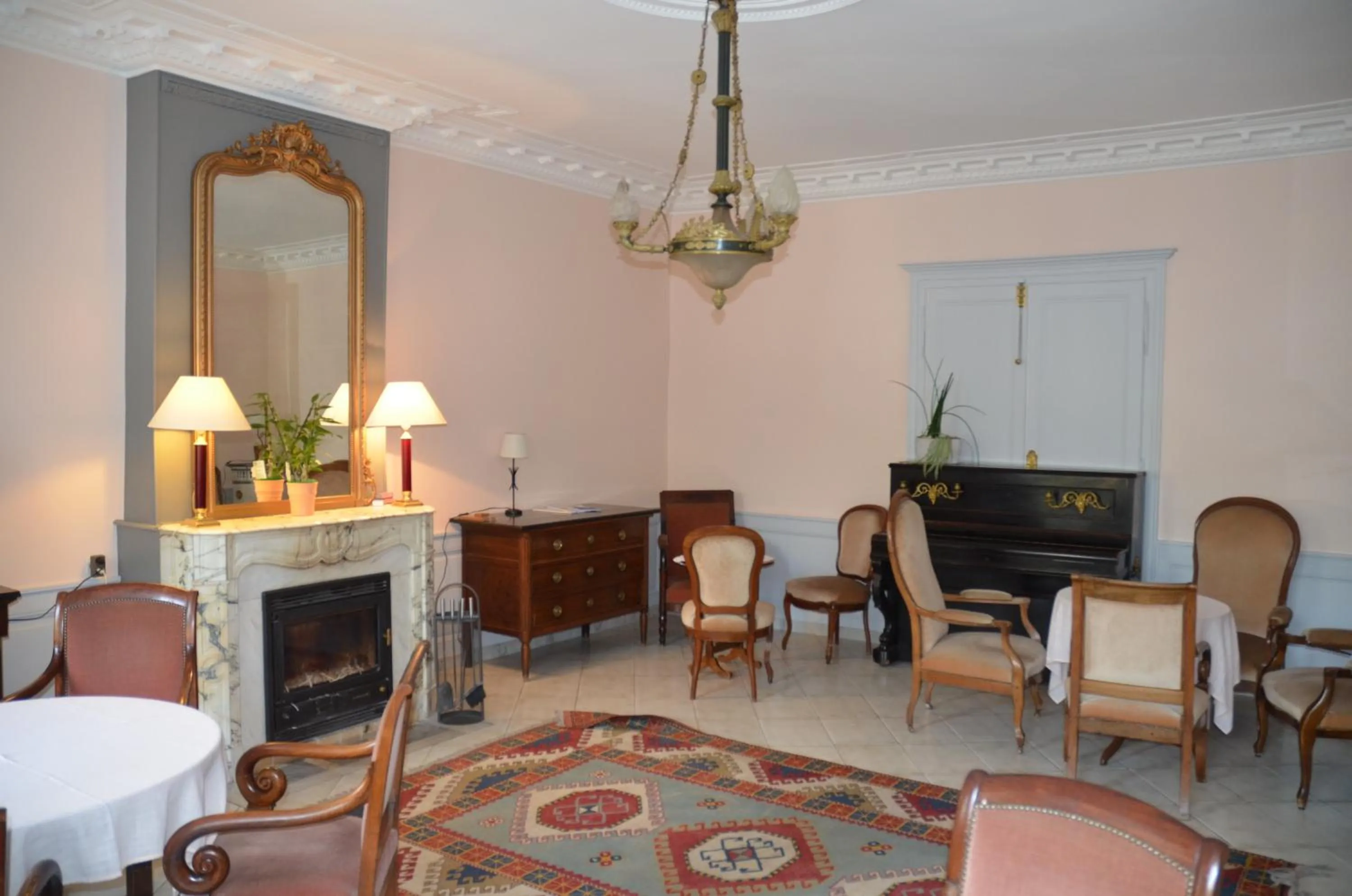 Lounge or bar in Hôtel et Studios d'Orfeuil