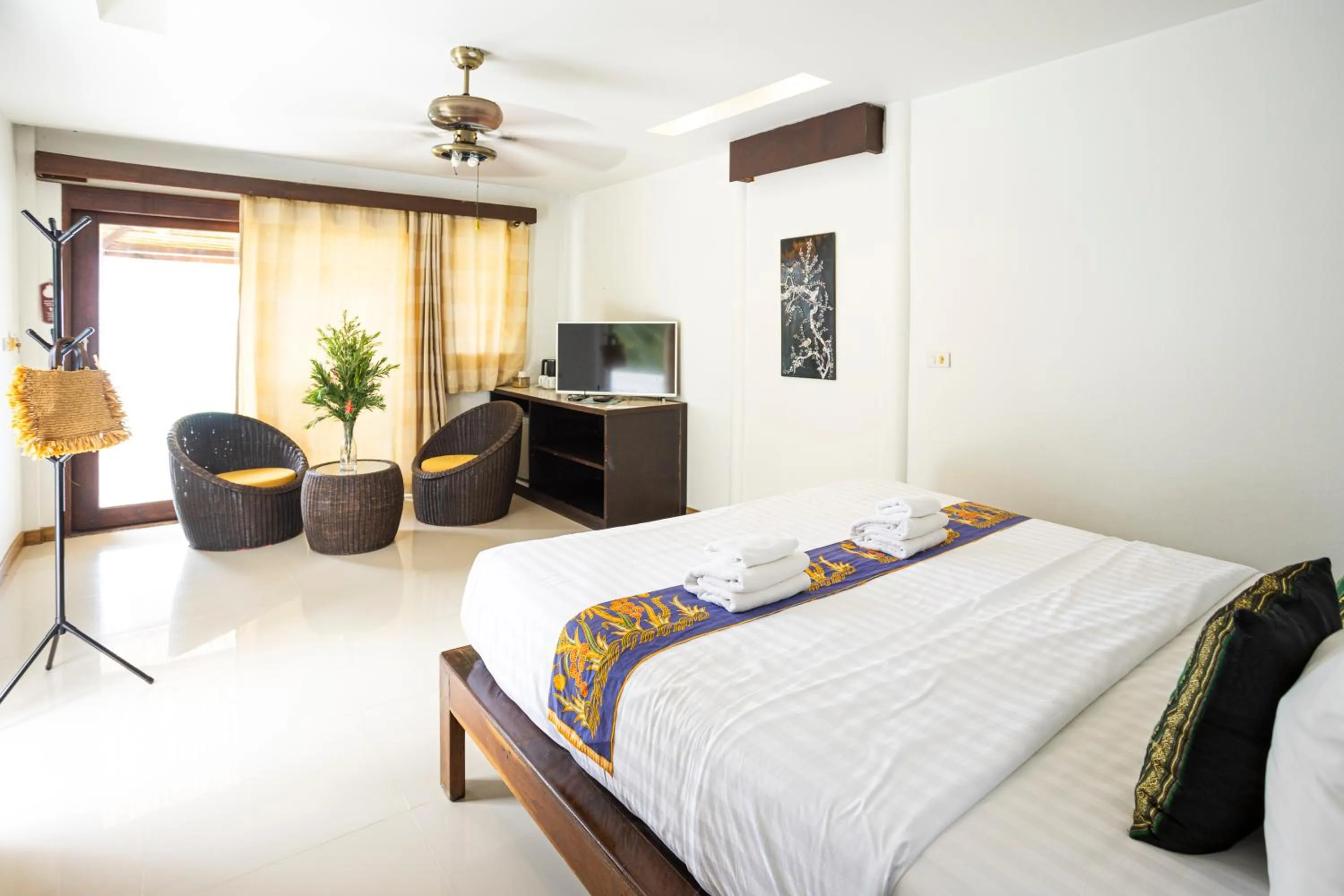 Bed in Lipa Lodge Beach Resort