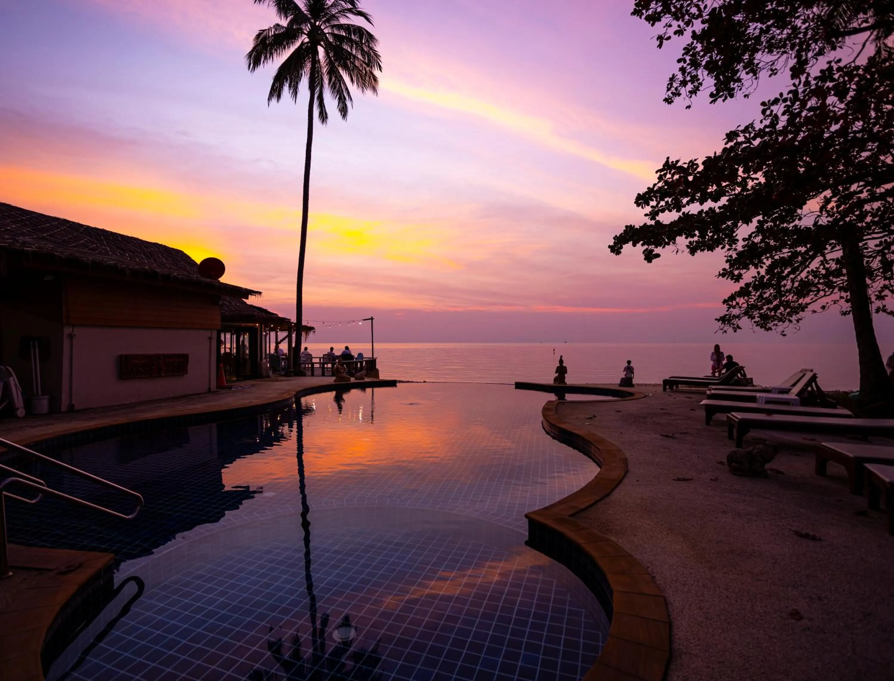 Swimming pool in Lipa Lodge Beach Resort