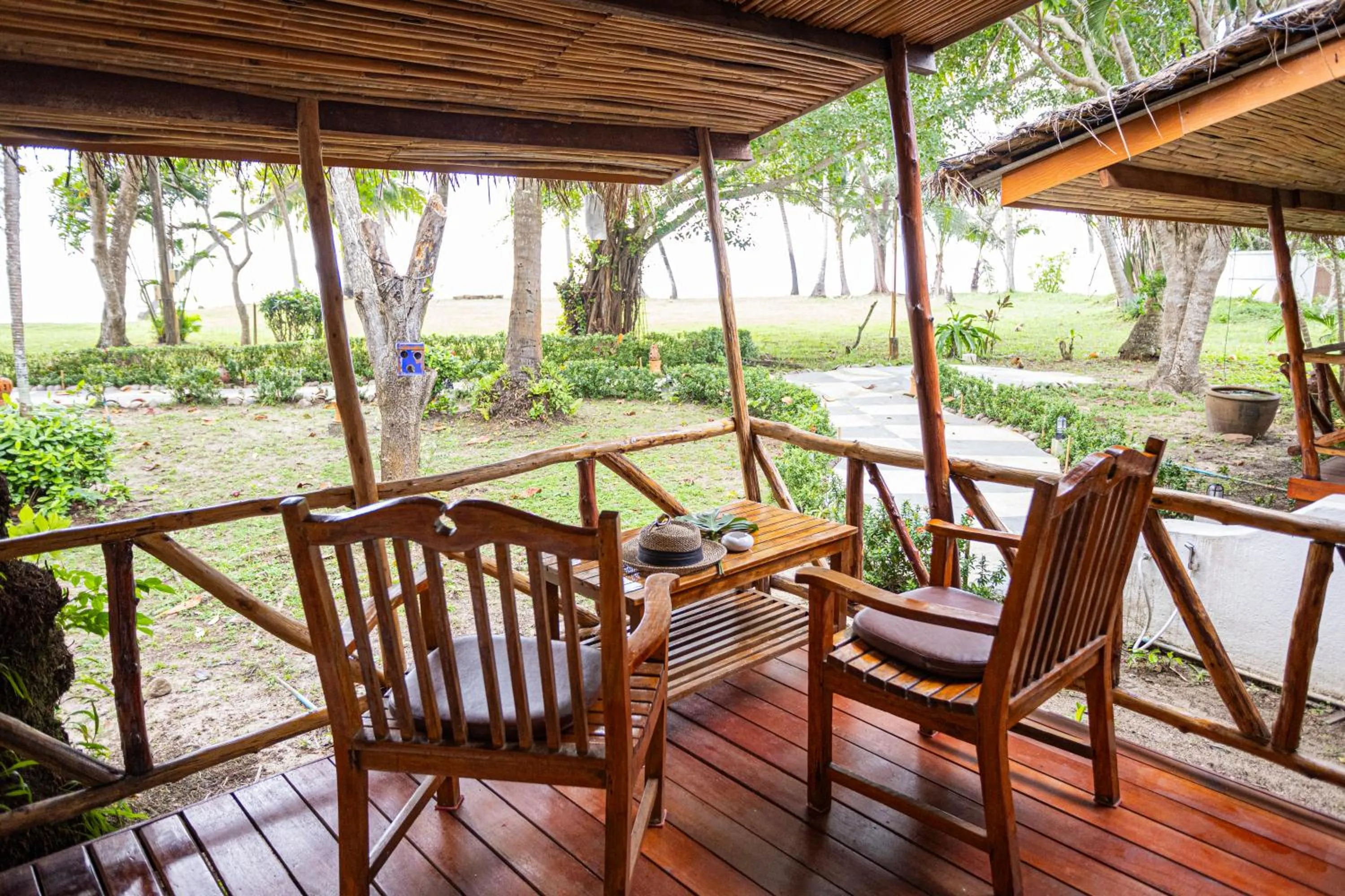 Garden in Lipa Lodge Beach Resort