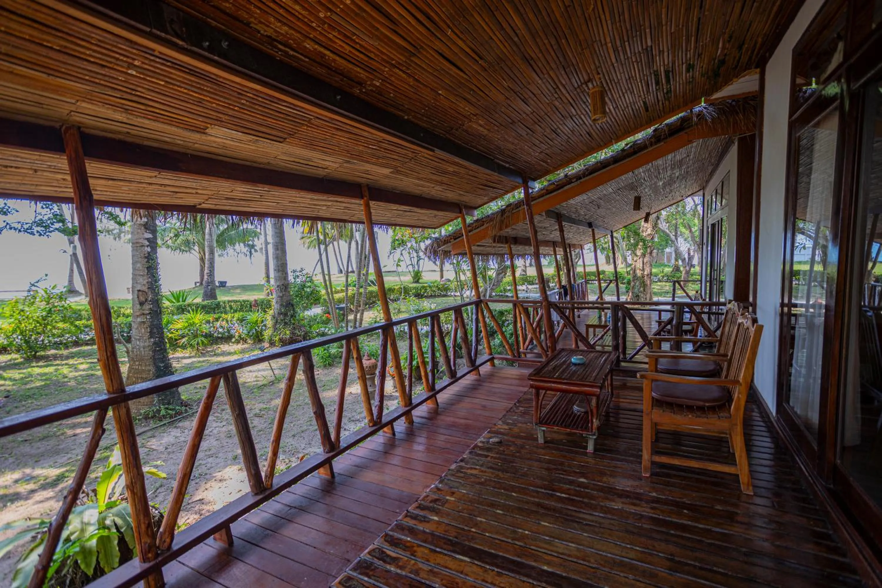 Lipa Lodge Beach Resort