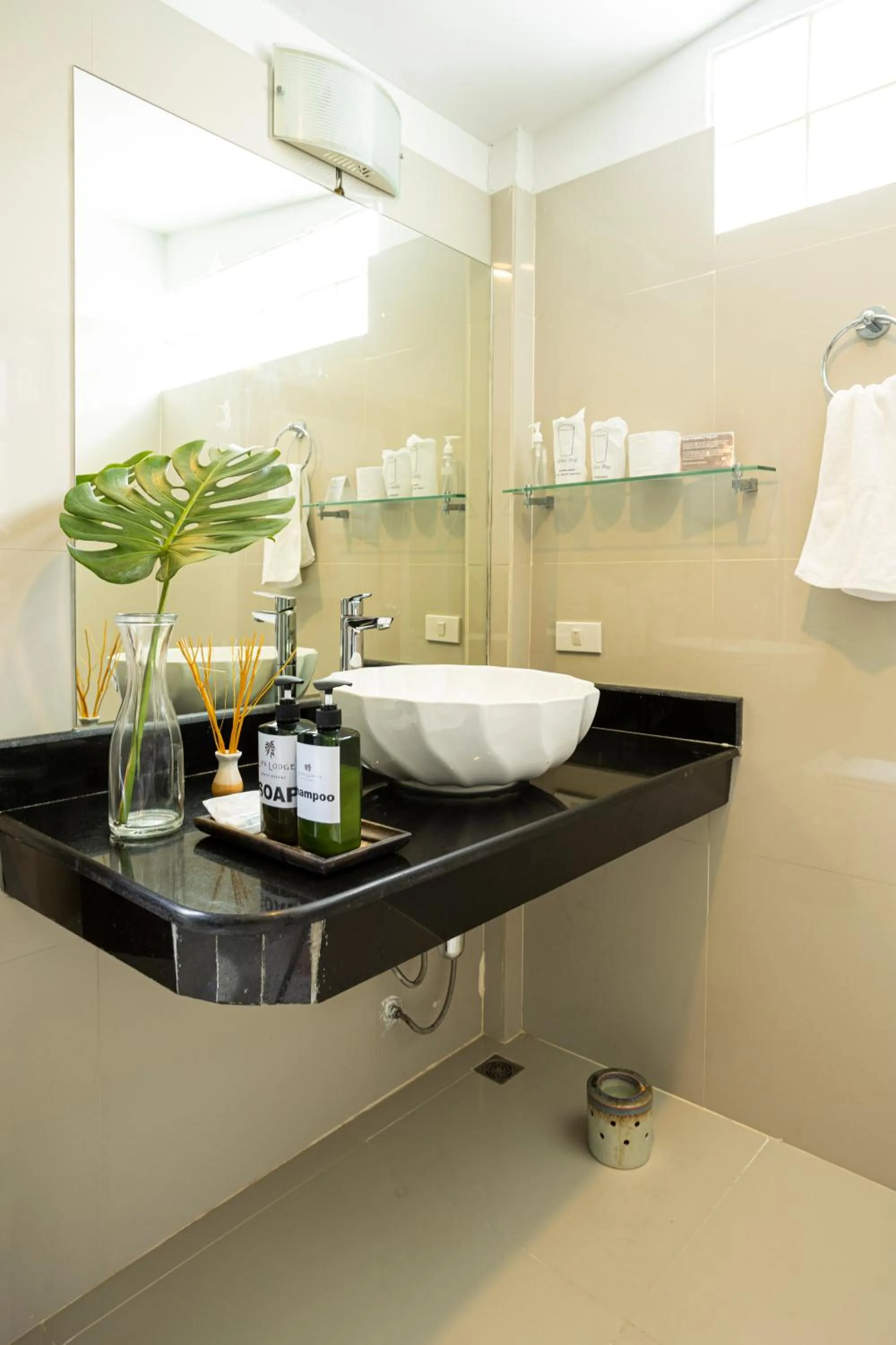 Lipa Lodge Beach Resort