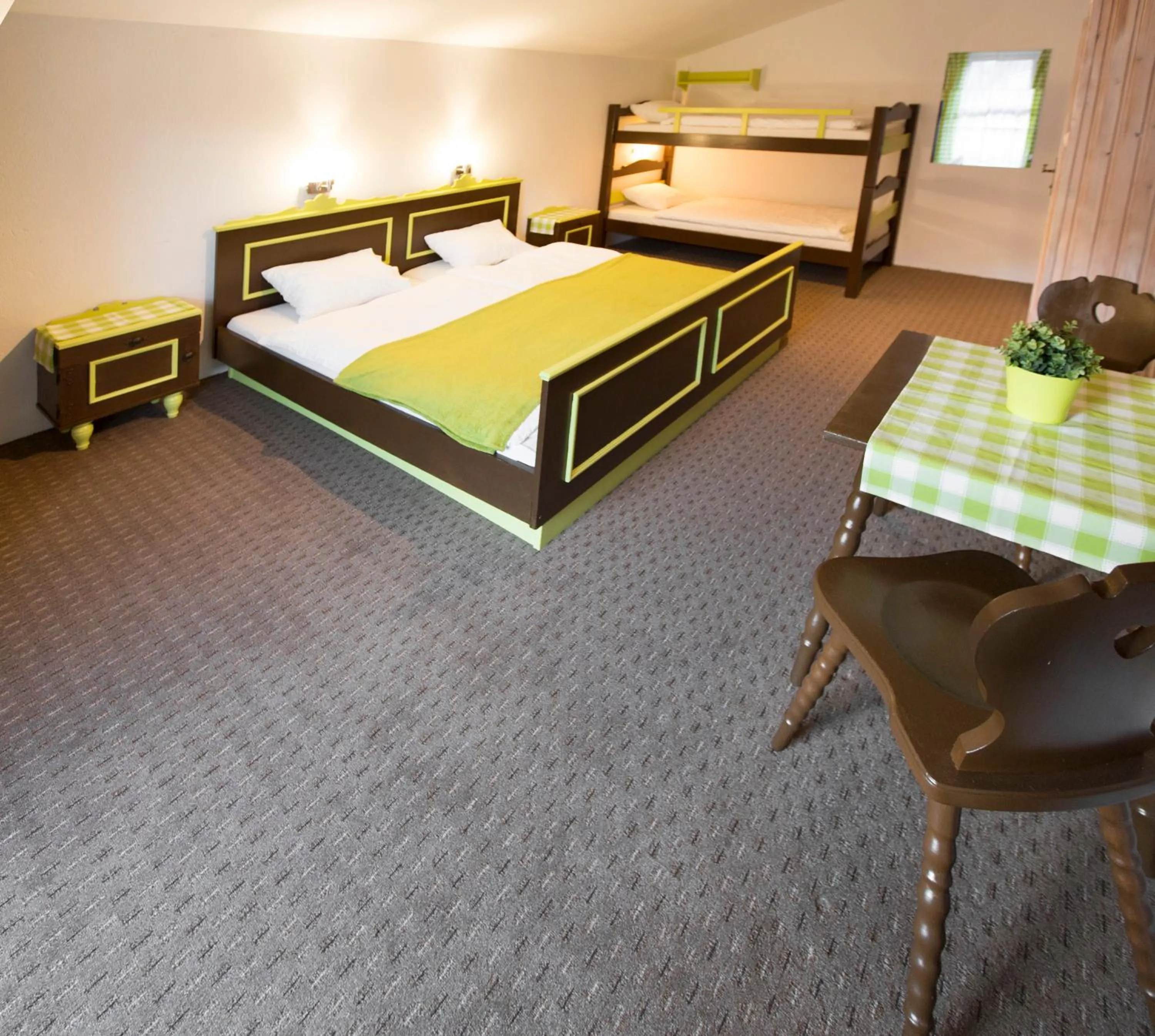Photo of the whole room in Ridehouse