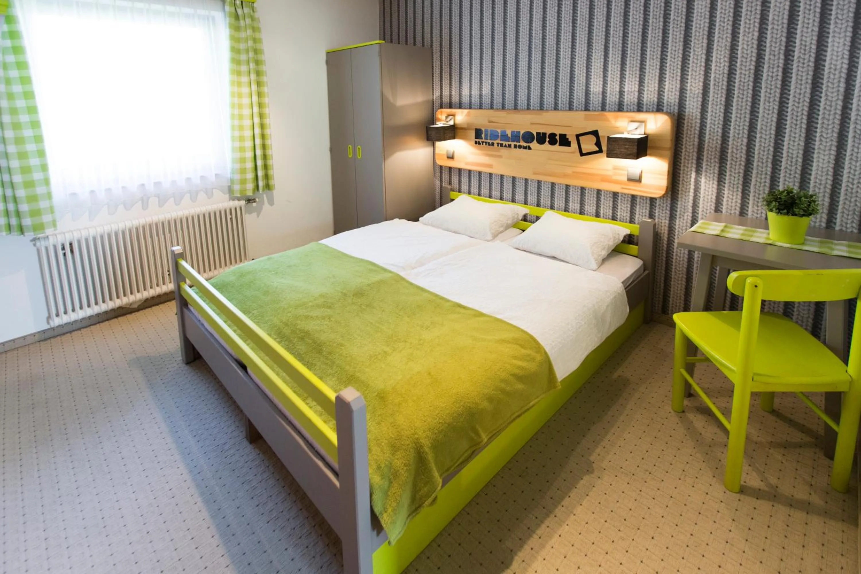 Photo of the whole room in Ridehouse