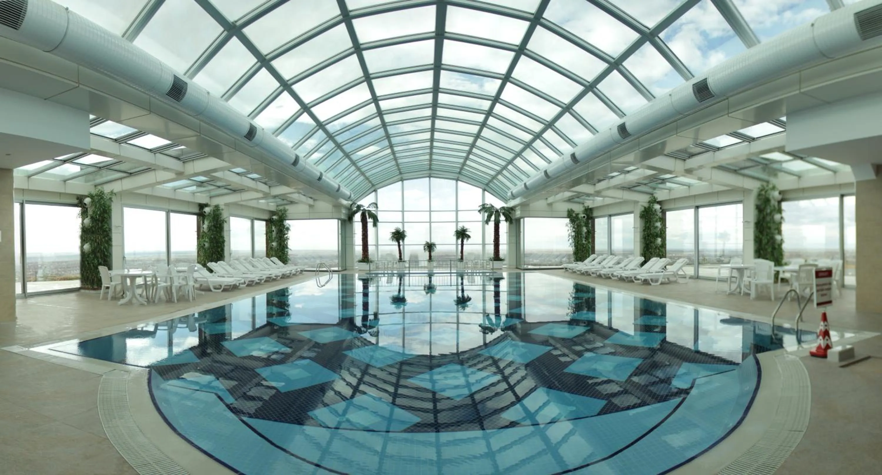 Swimming pool in Grand Altuntas Hotel