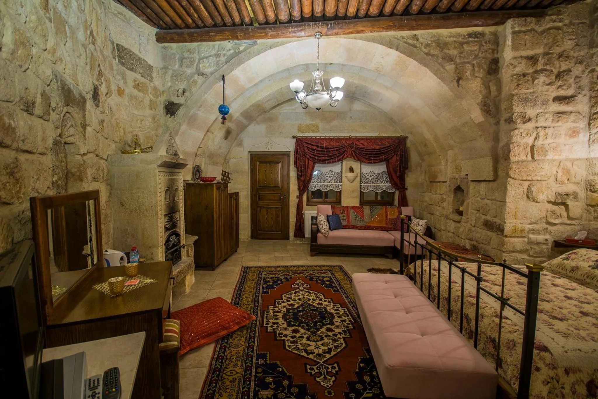 Photo of the whole room in Assiana Cave Hotel