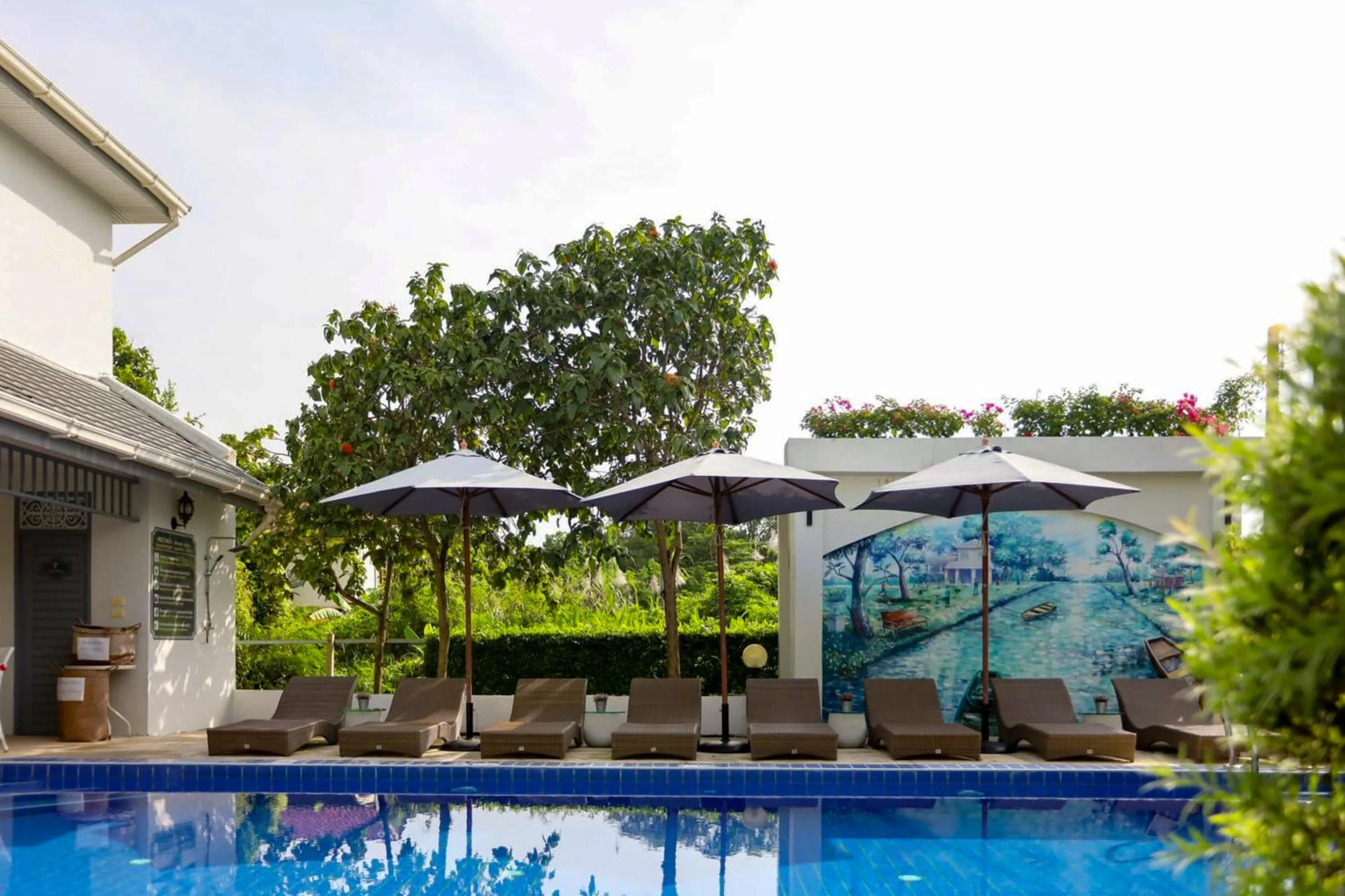 Swimming pool in Villa Amphawa