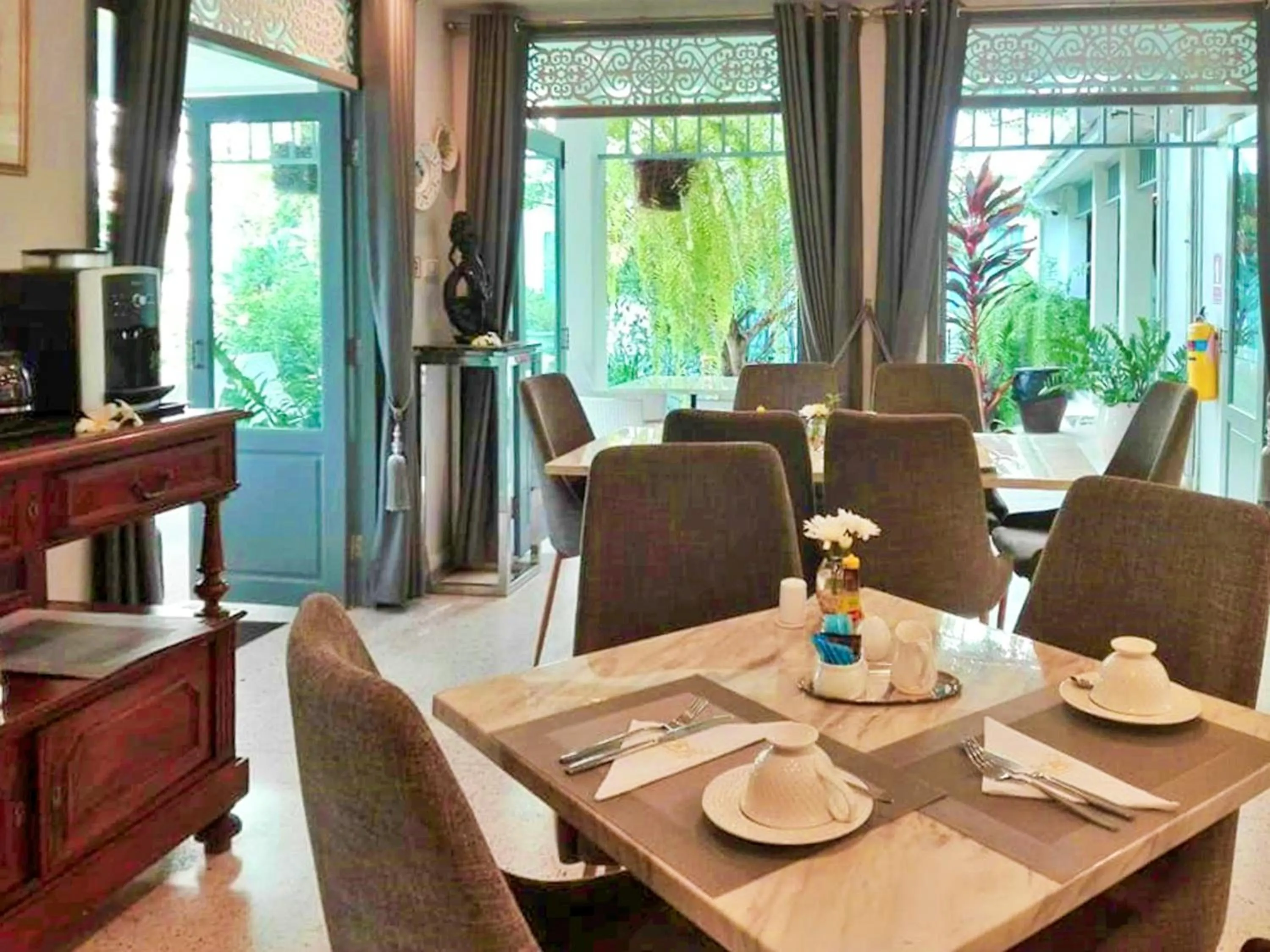 Breakfast in Villa Amphawa