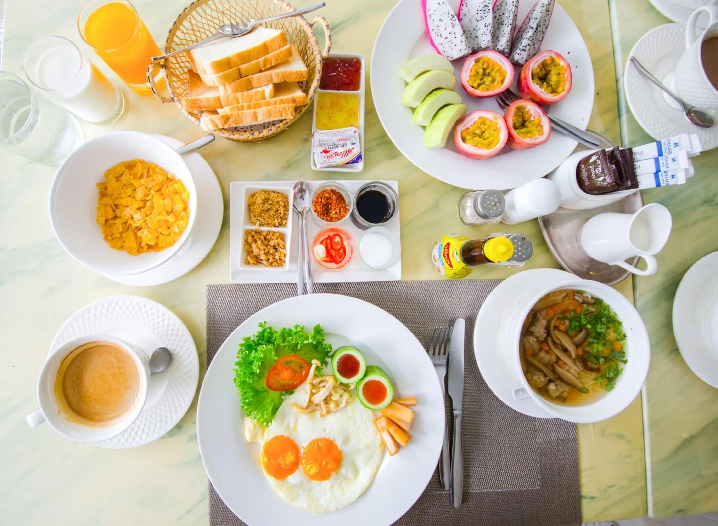 Breakfast in Villa Amphawa