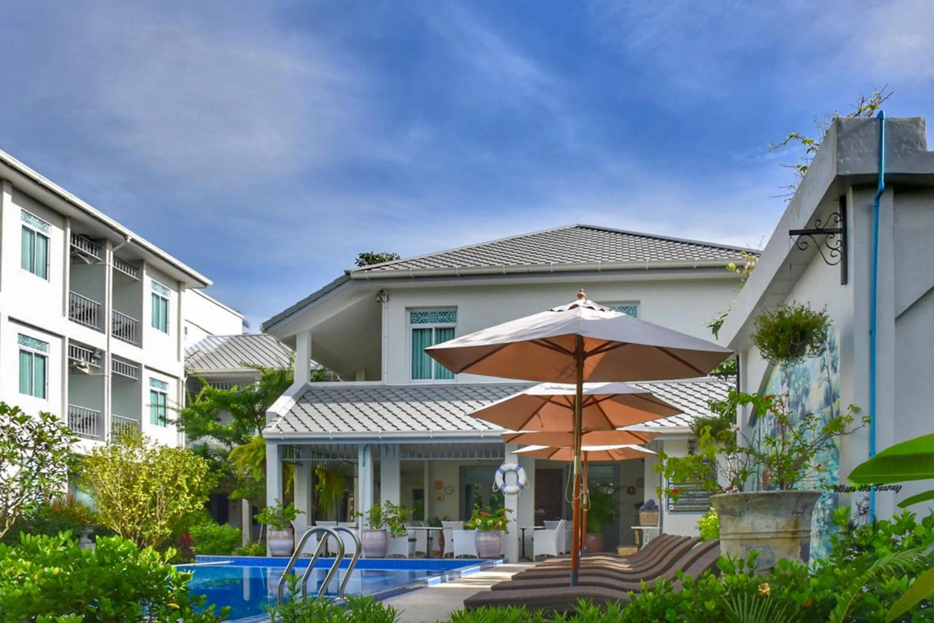 Property building in Villa Amphawa