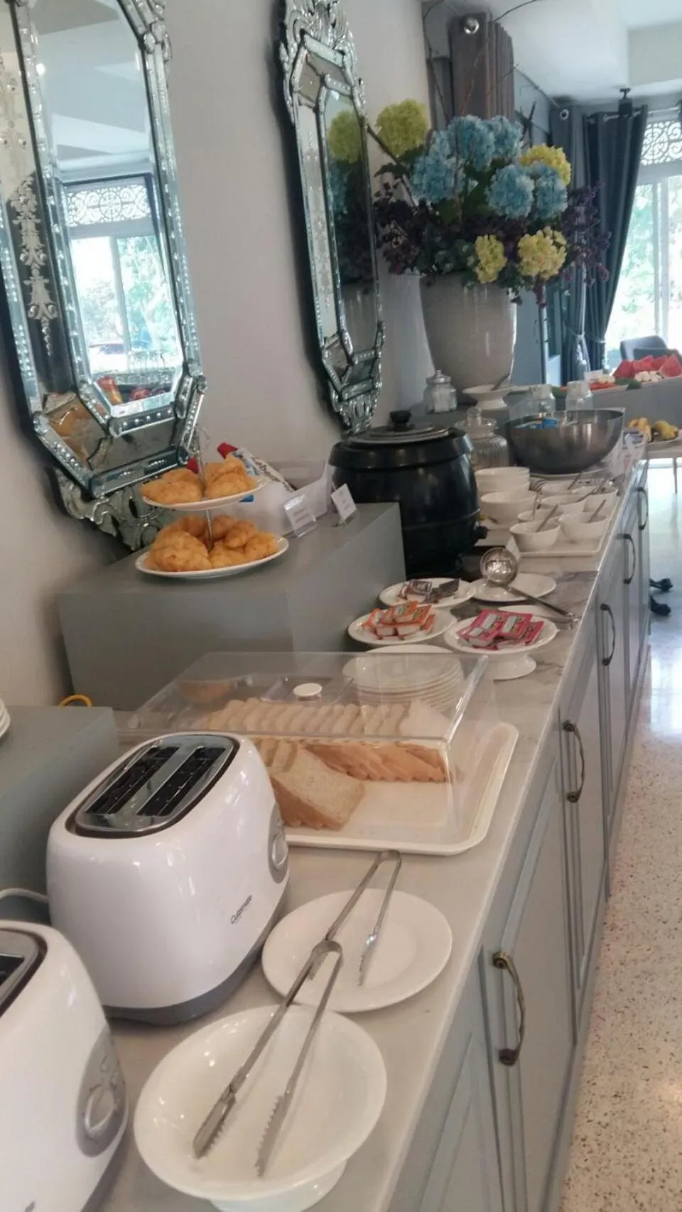 Buffet breakfast in Villa Amphawa