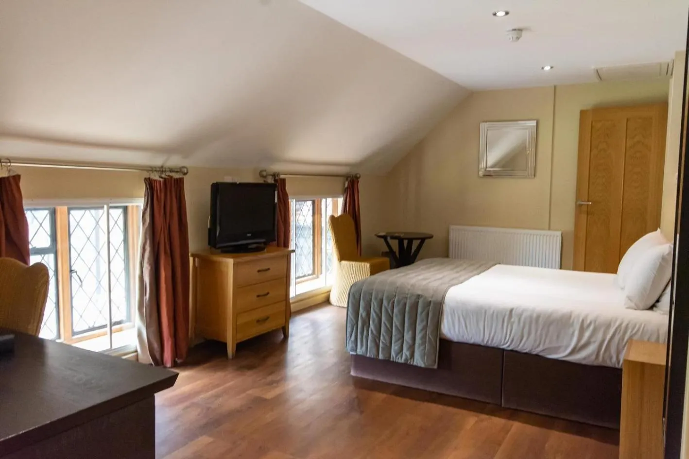 Communal lounge/ TV room, Bed in Great Hallingbury Manor & Lodges London Stansted