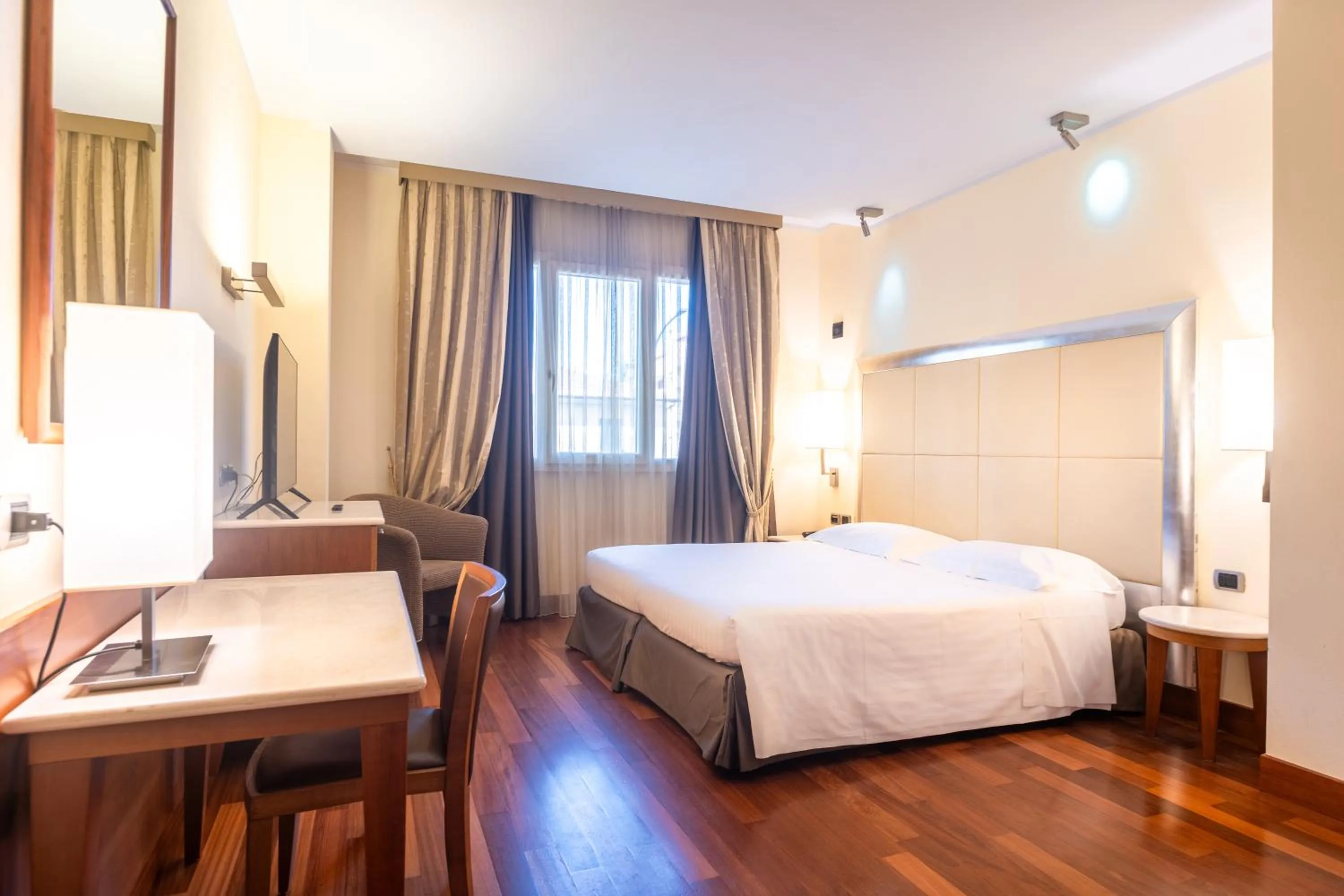 Photo of the whole room, Bed in Hotel Airone - Ombrellone incluso al bagno Dolce Vita a Marina dal 1 giugno al 28 settembre