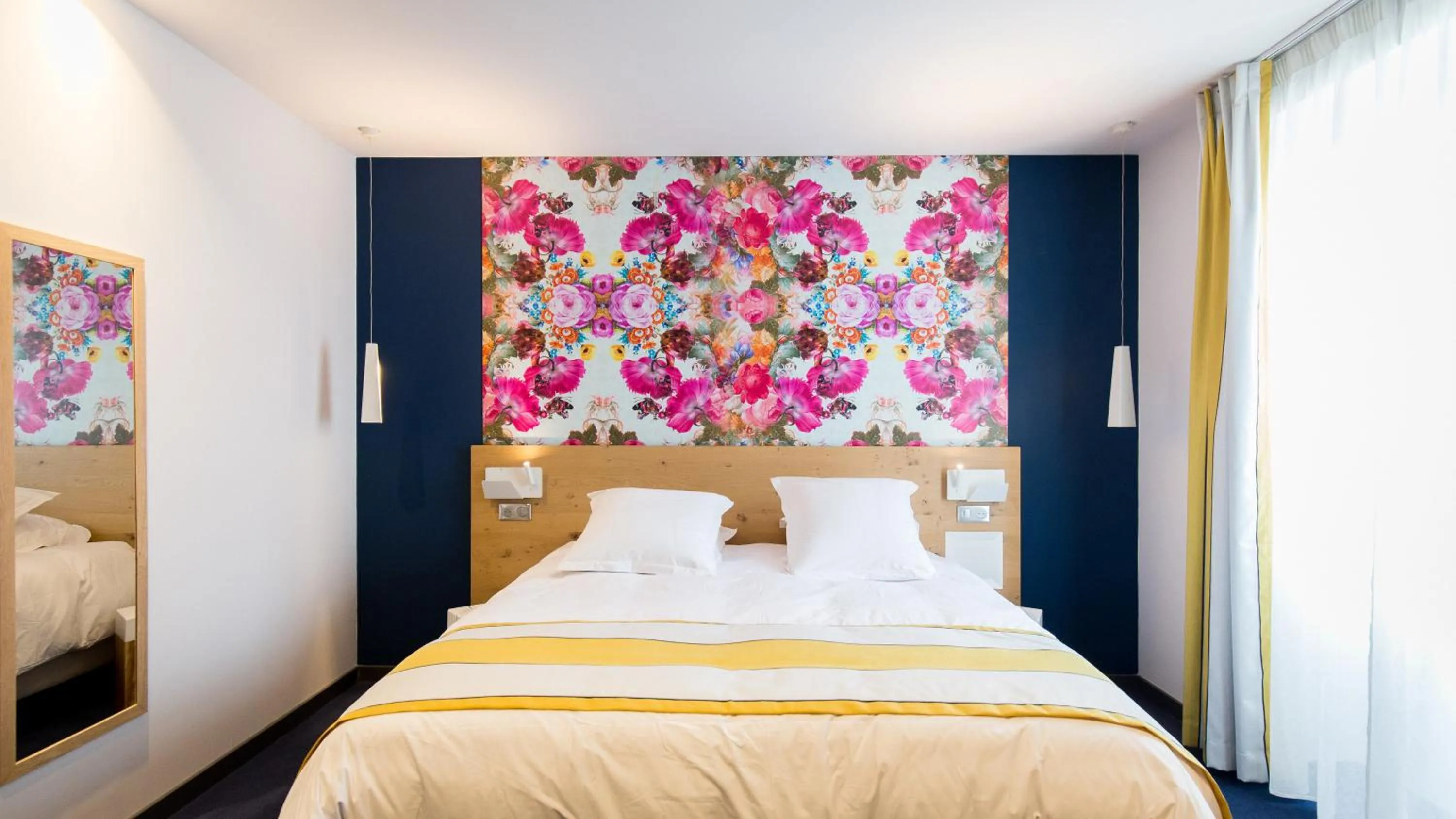 Shower, Bed in Hôtel Berria par La Maison de Pierre