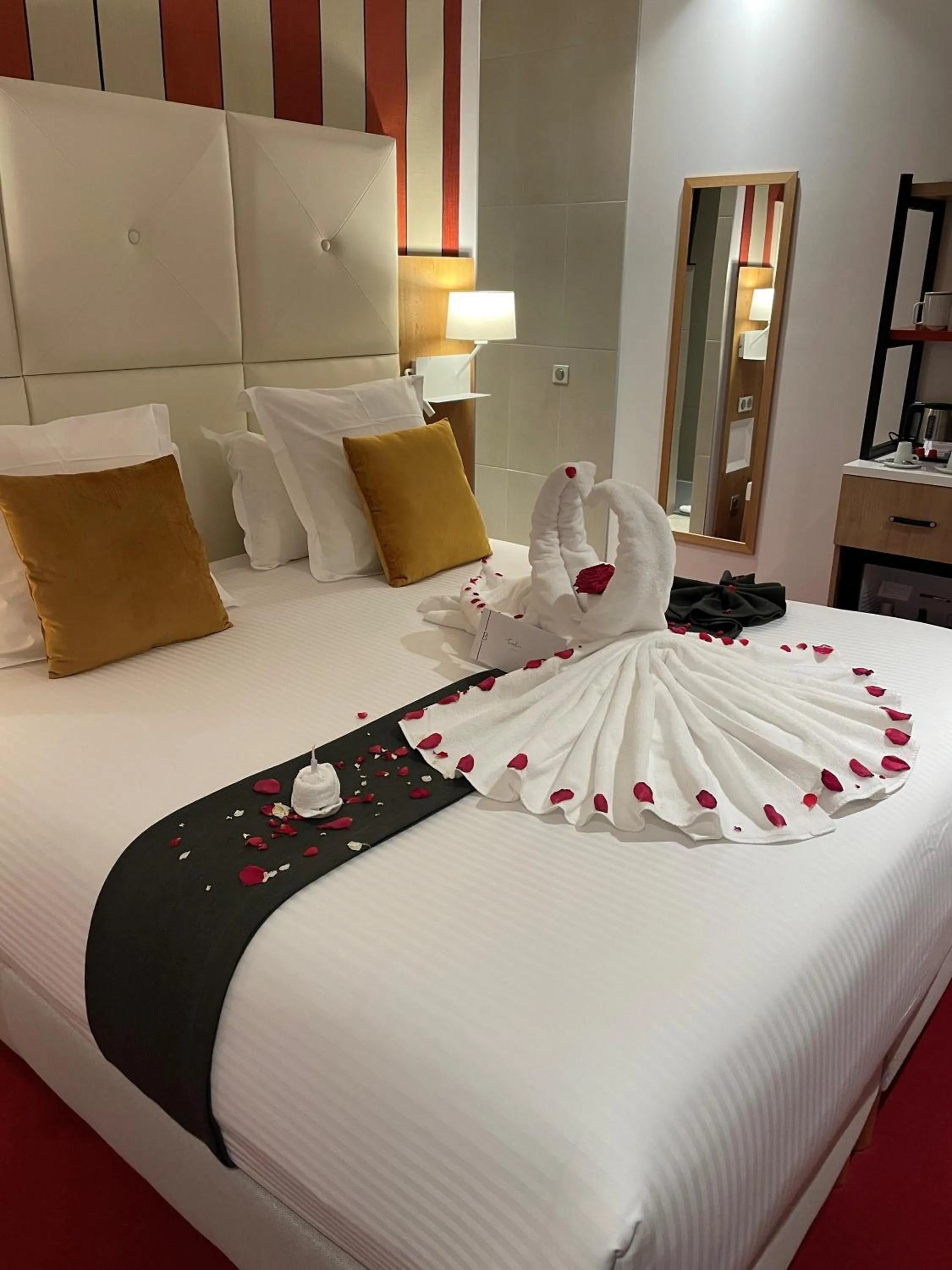 Bed in Hôtel Berria par La Maison de Pierre