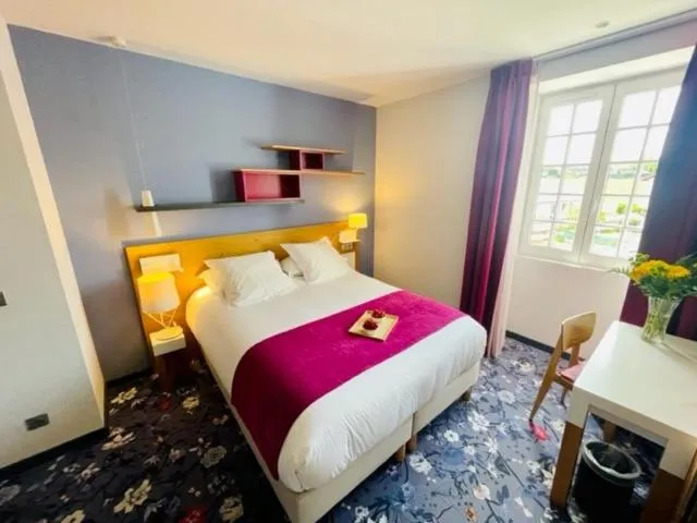 Coffee/tea facilities, Bed in Hôtel Berria par La Maison de Pierre