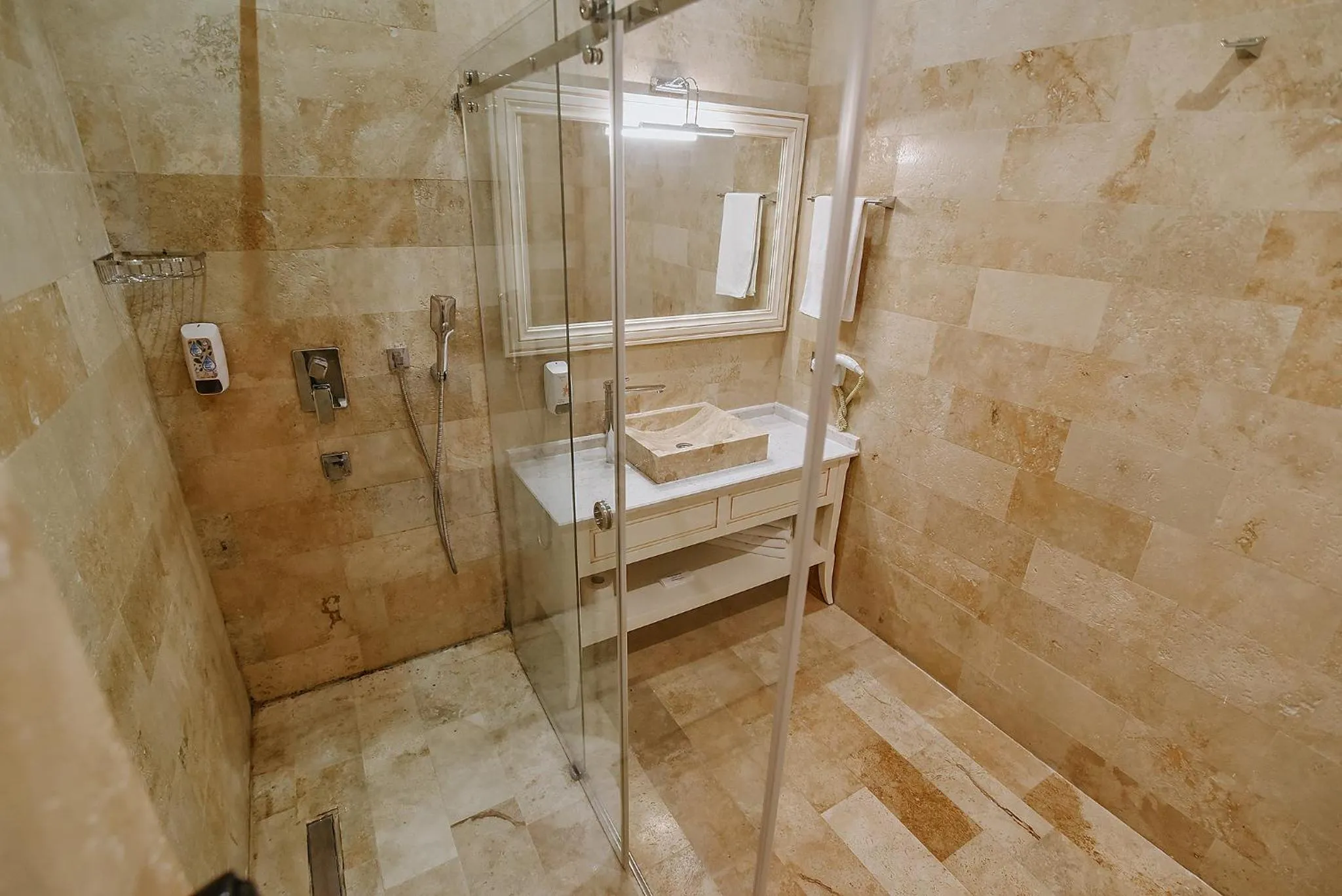 Shower in Royal Comfort Hotel