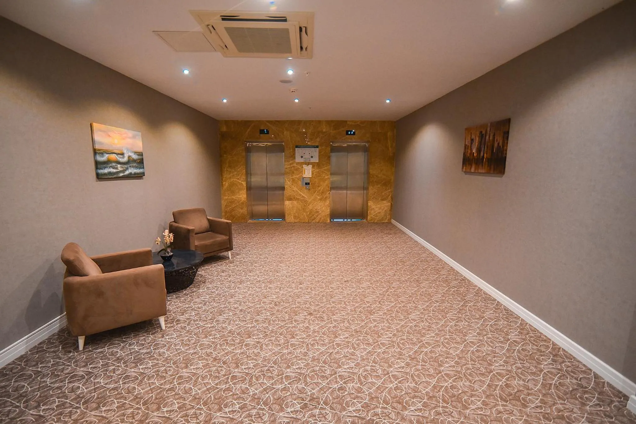 Seating area in Royal Comfort Hotel