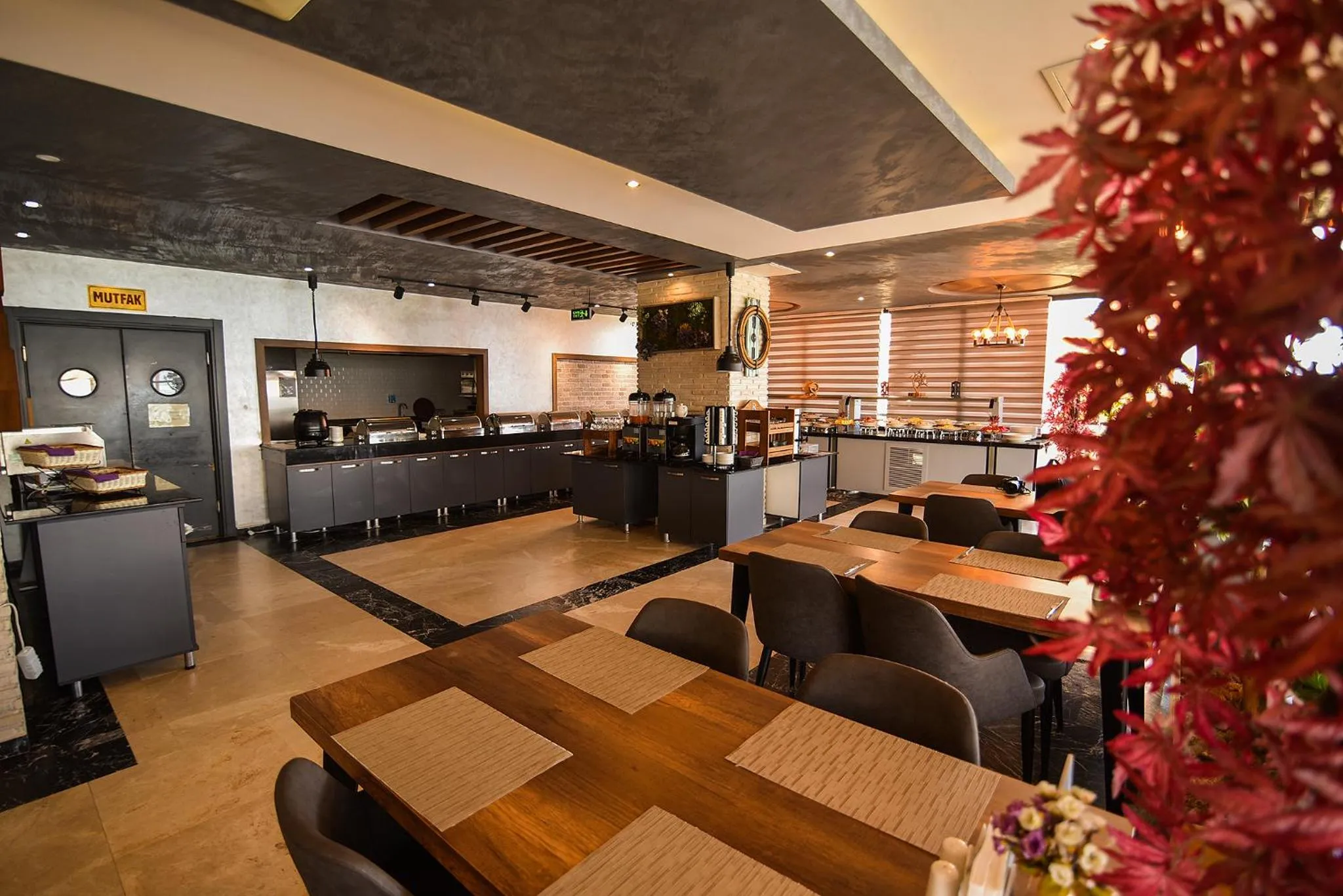 Restaurant/places to eat in Royal Comfort Hotel