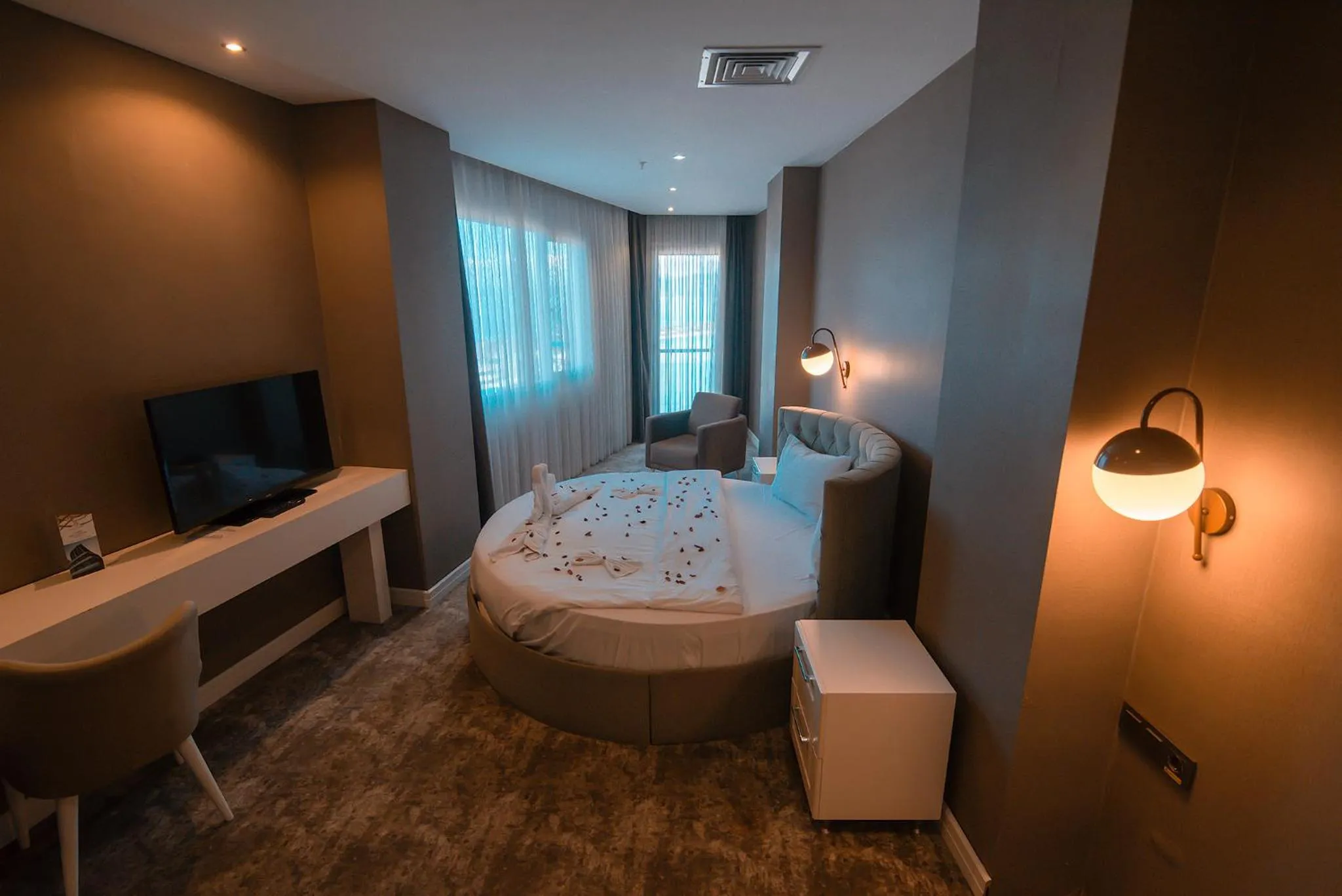 Bed in Royal Comfort Hotel