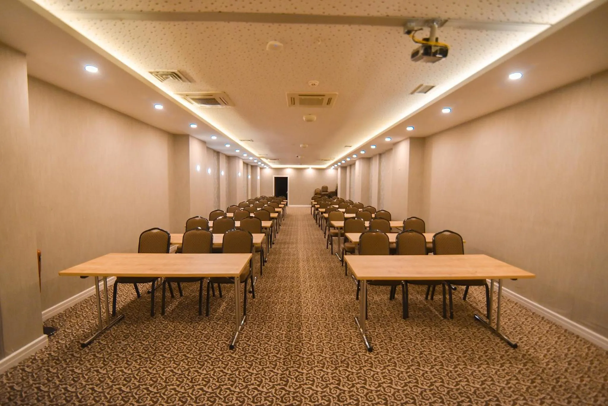 Meeting/conference room in Royal Comfort Hotel
