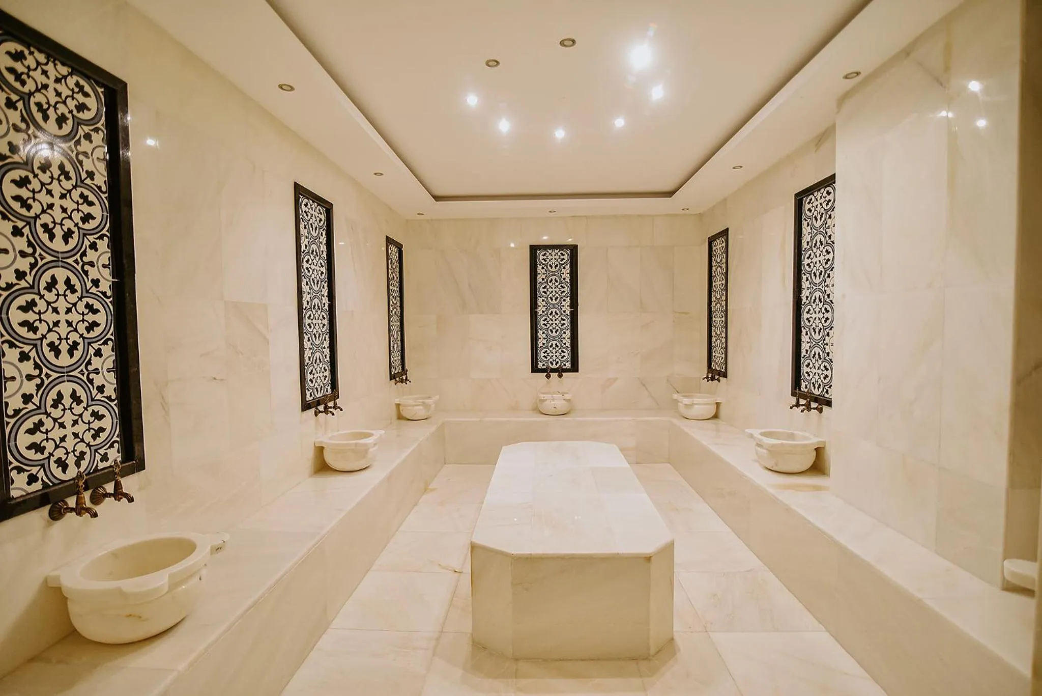 Public Bath in Royal Comfort Hotel