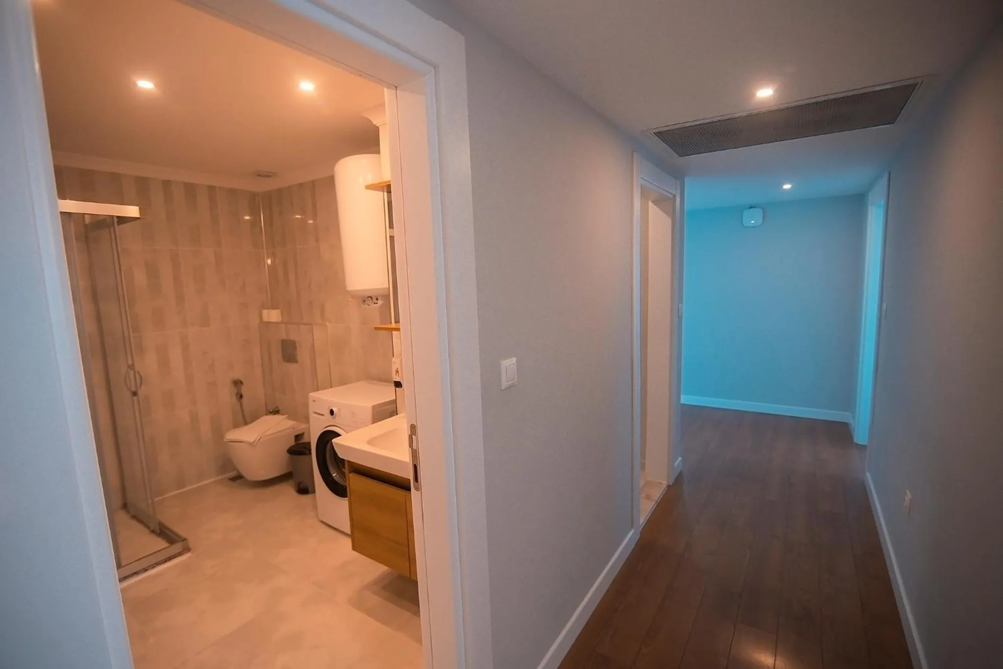 Shower in Royal Comfort Hotel