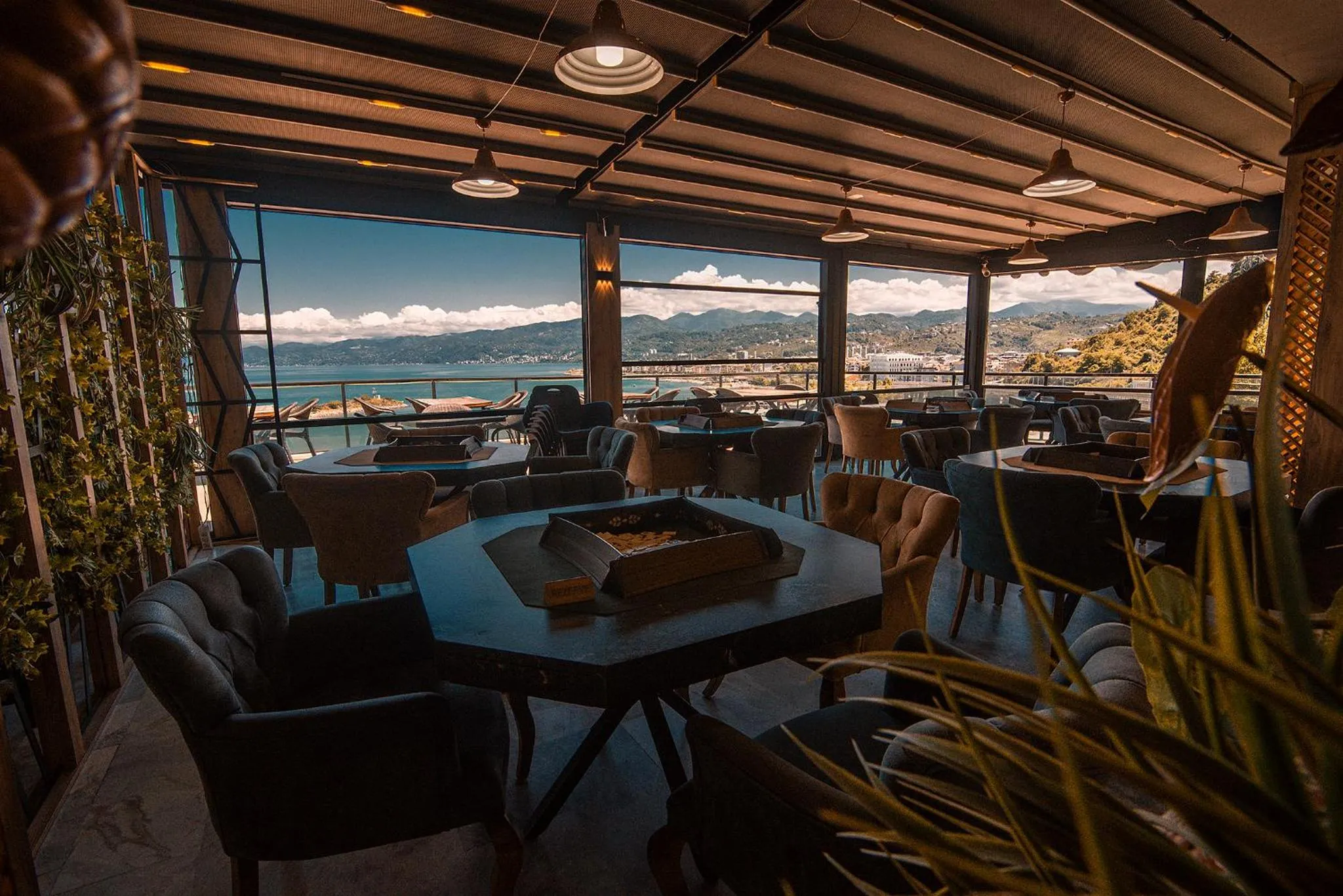 Restaurant/places to eat in Royal Comfort Hotel